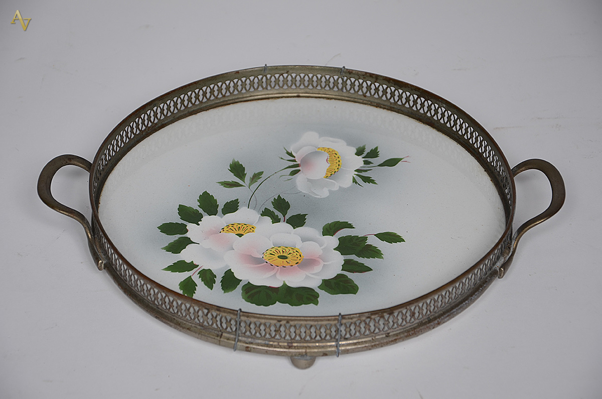Bandeja de faiança decoração floral, grade e alças de metal. Diâmetro... - foto 1 de 3