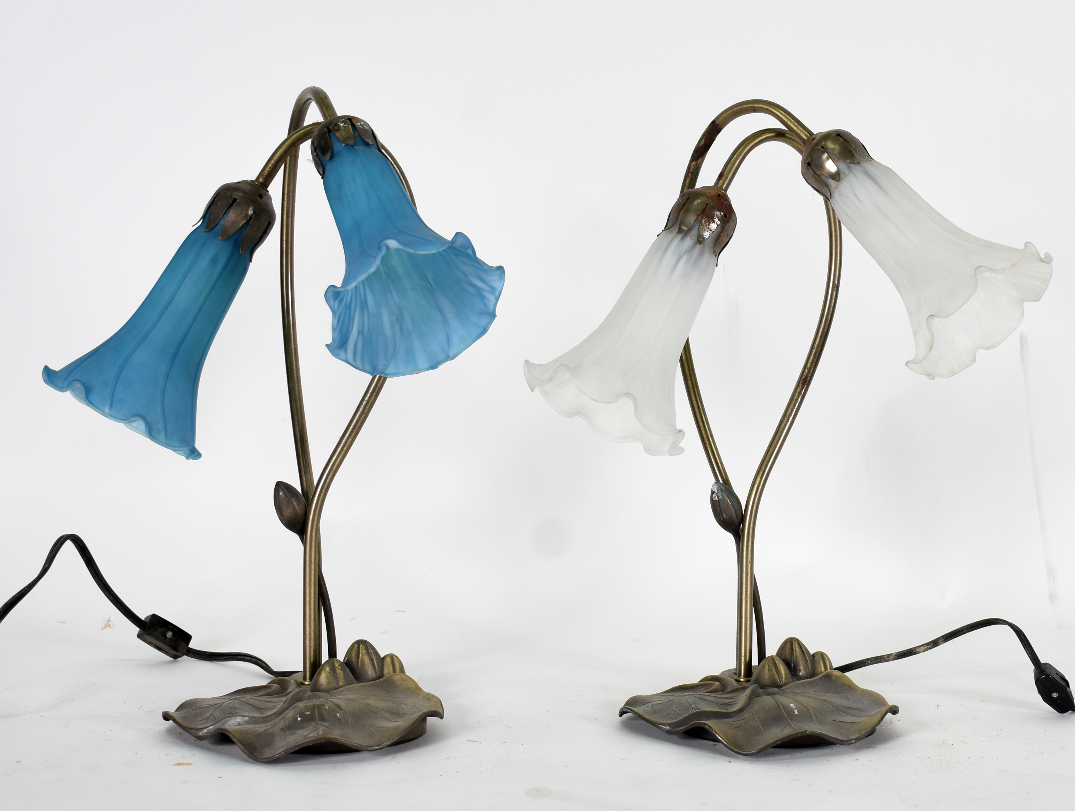 Par de abatjoures de metal com 2 tulipas cada ( branca e azul ) Metal... - foto 1 de 3