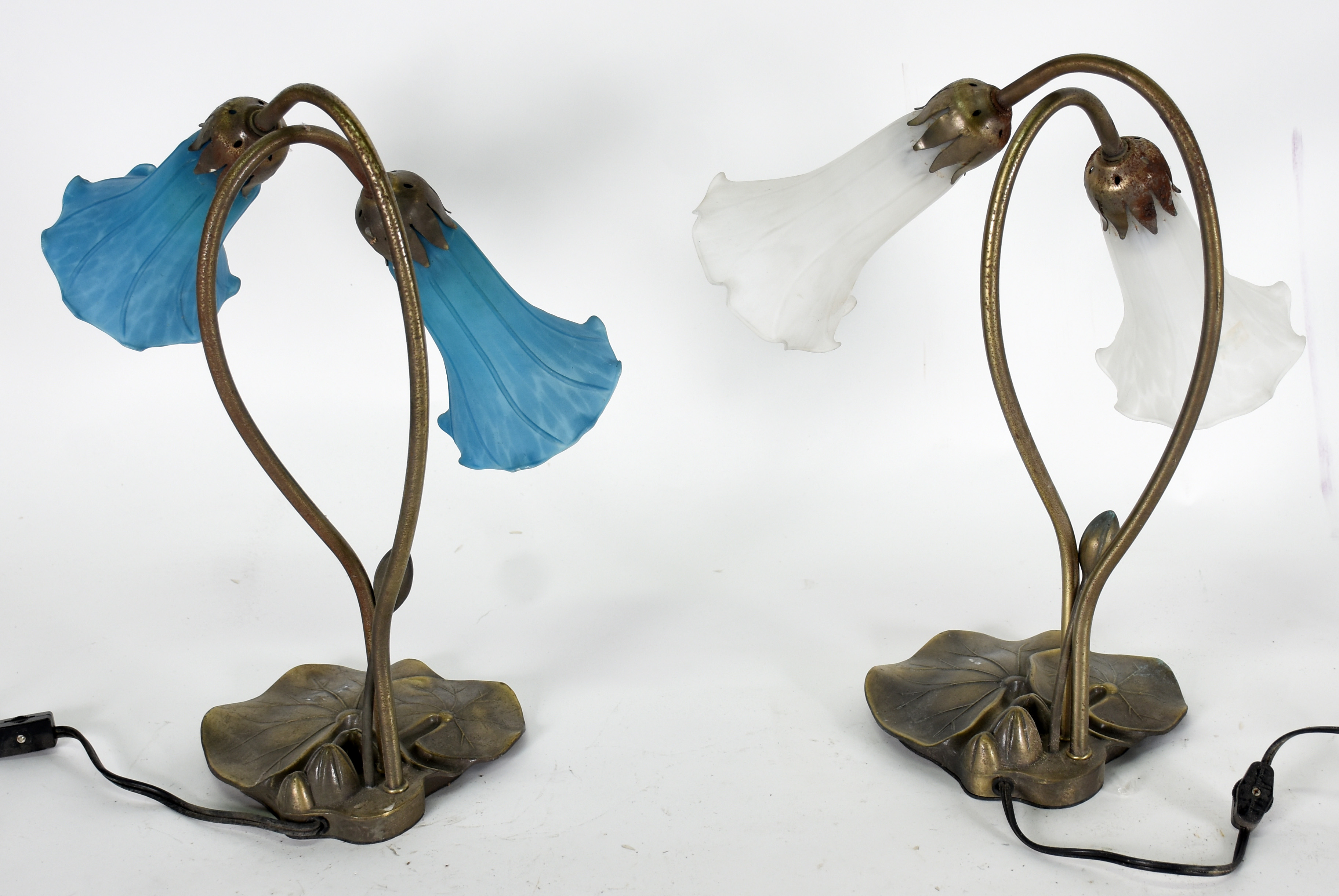 Par de abatjoures de metal com 2 tulipas cada ( branca e azul ) Metal... - foto 2 de 3
