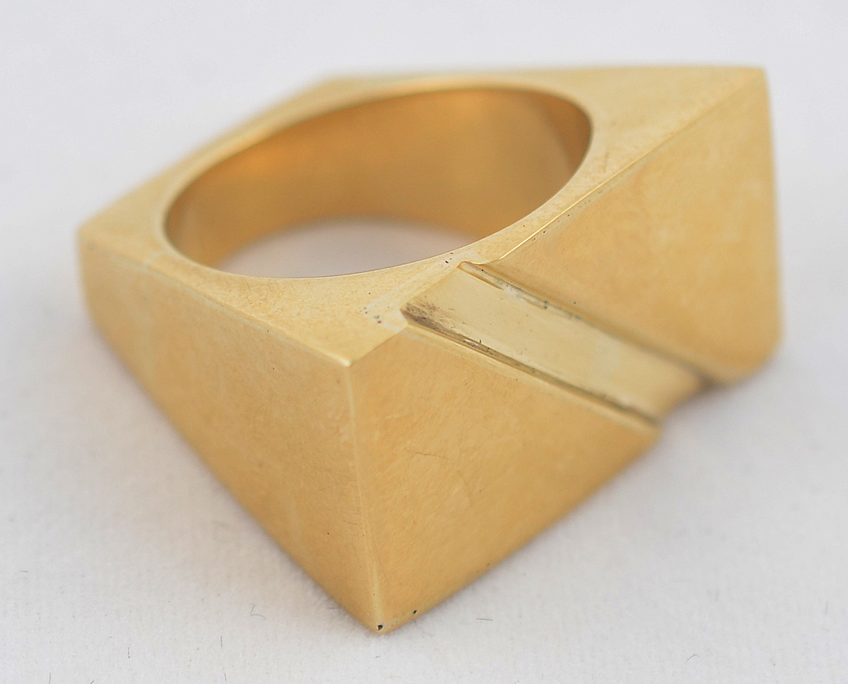 Anel moderno de ouro 18k. Peso total 11,5 g - Aro 17. - foto 1 de 2