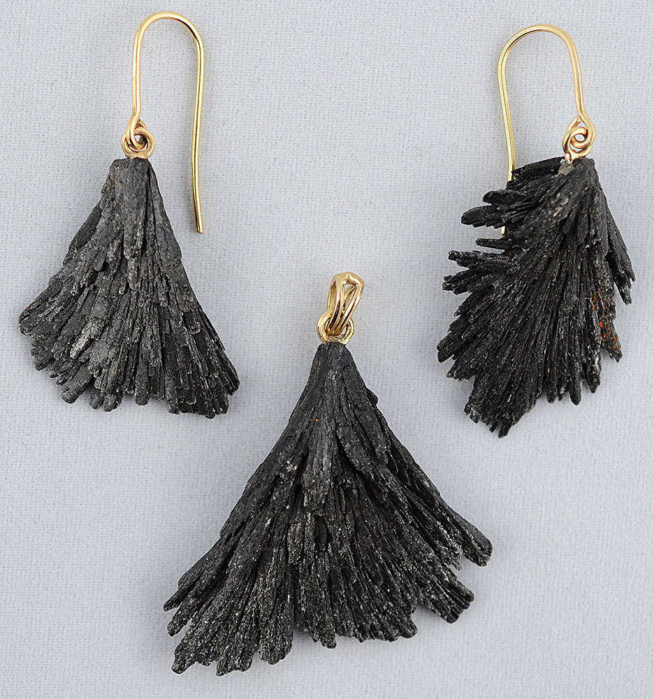 Conjunto com par de brincos (altura 4 cm) e pendente, EPÍDOTOS, ditos...