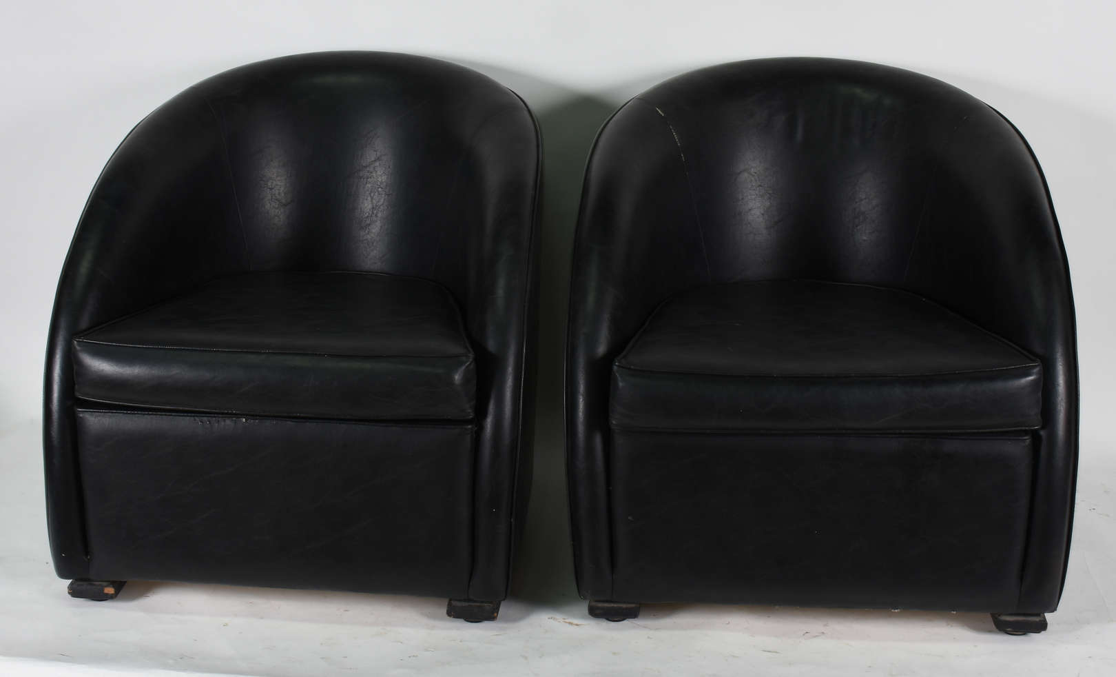 Par de poltronas JANETE COSTA estofadas em curvim preto. - foto 2 de 4