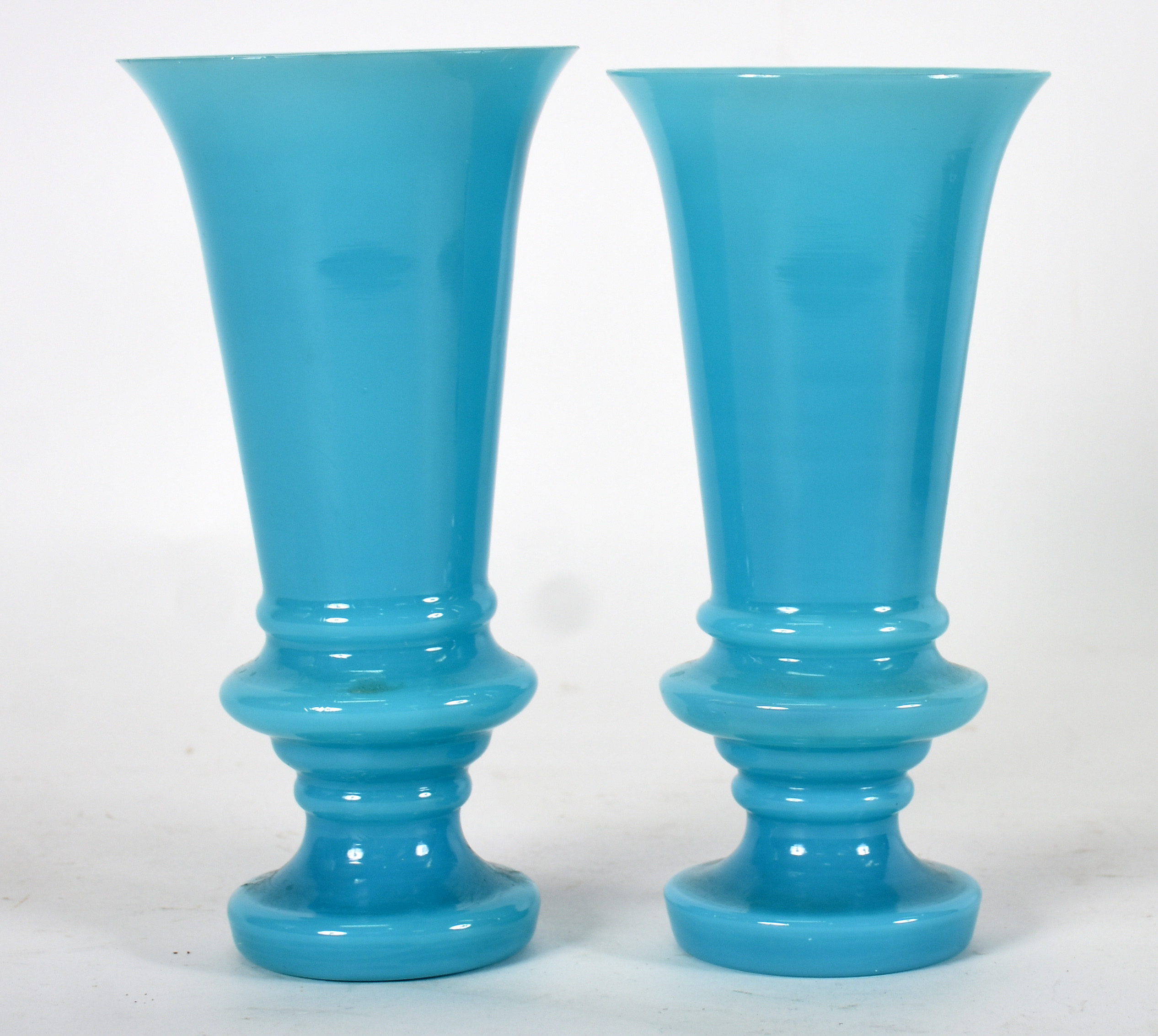 Par de vasos de opalina azul ( 1 com pequenos bicados na borda ) - foto 1 de 3