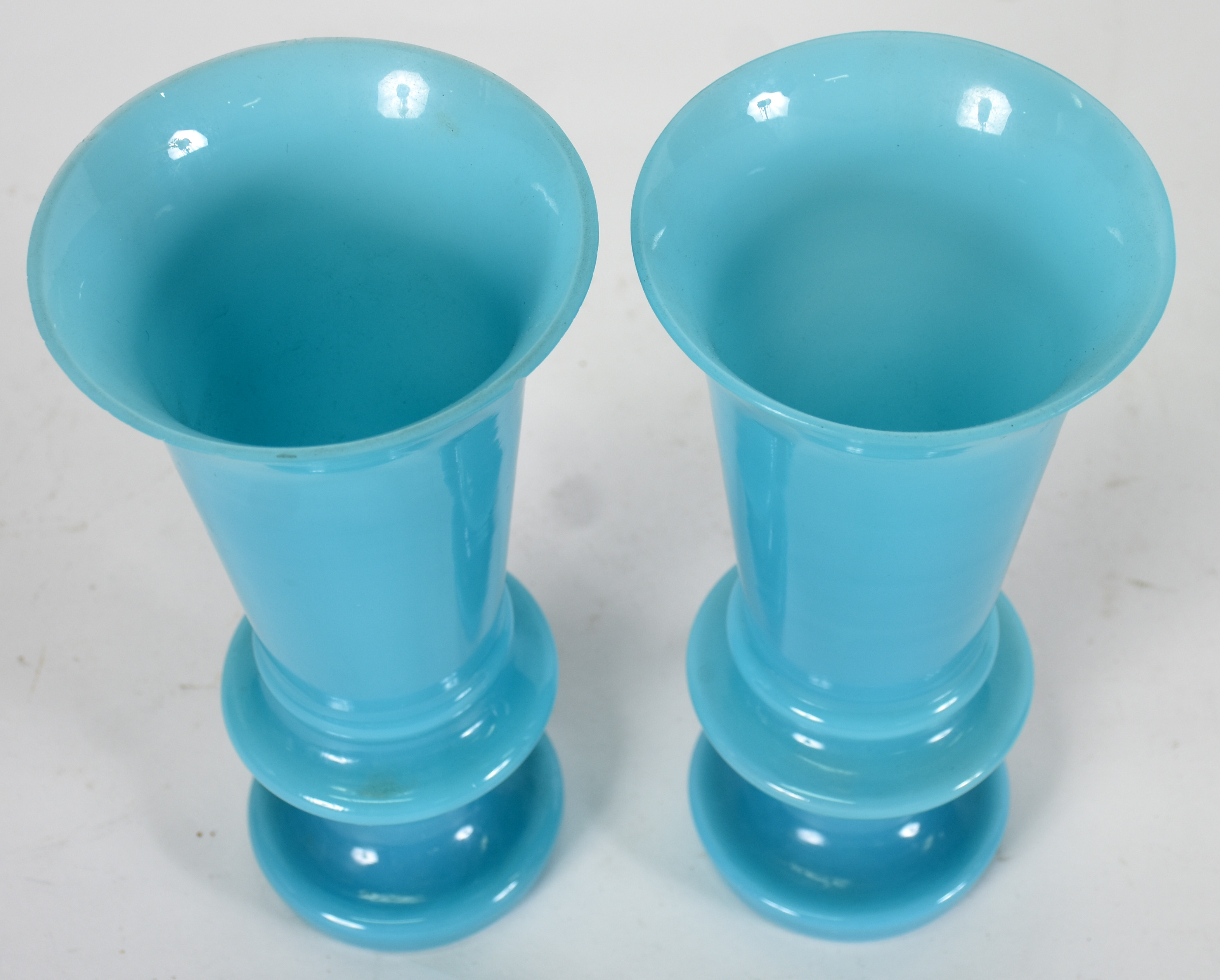Par de vasos de opalina azul ( 1 com pequenos bicados na borda ) - foto 2 de 3