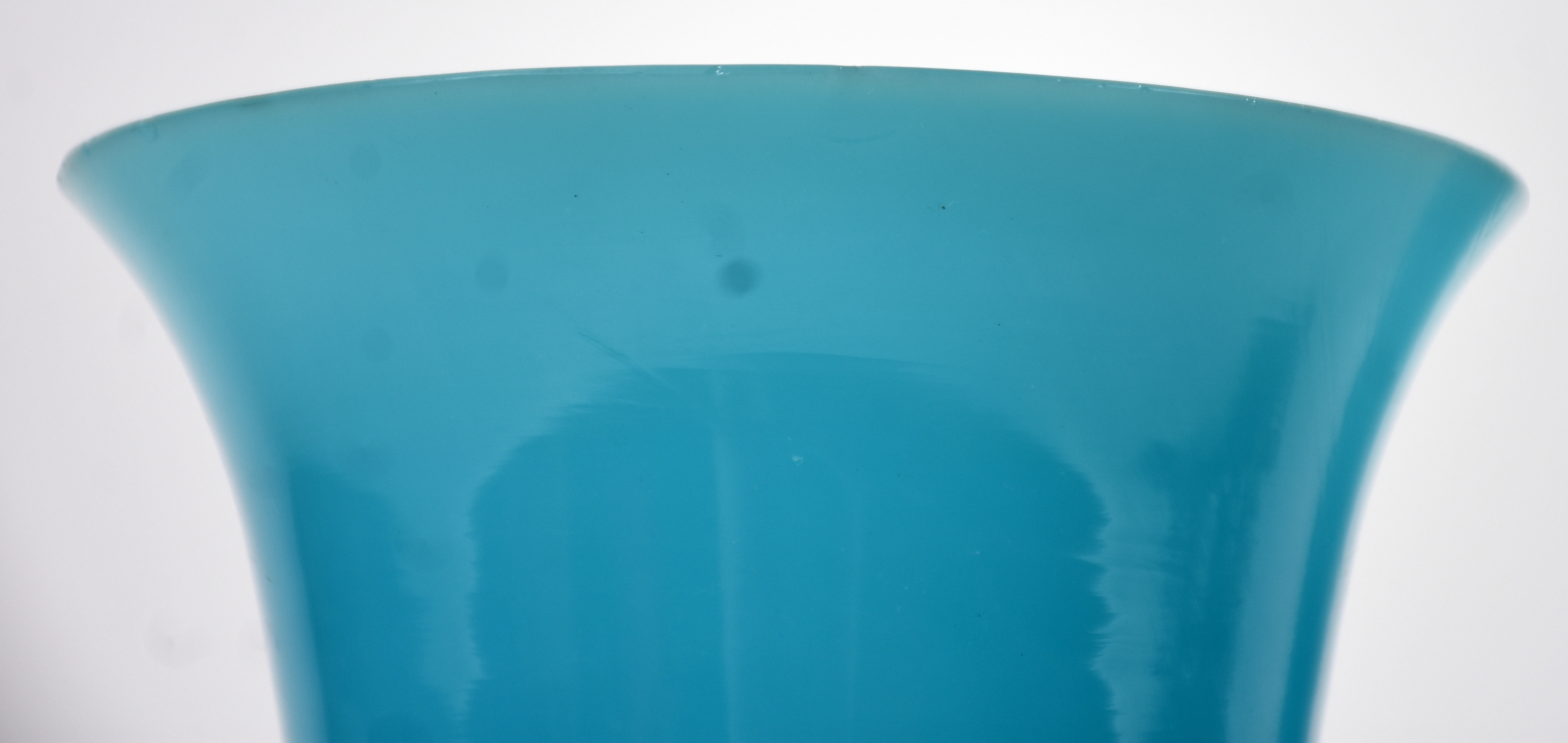 Par de vasos de opalina azul ( 1 com pequenos bicados na borda ) - foto 3 de 3
