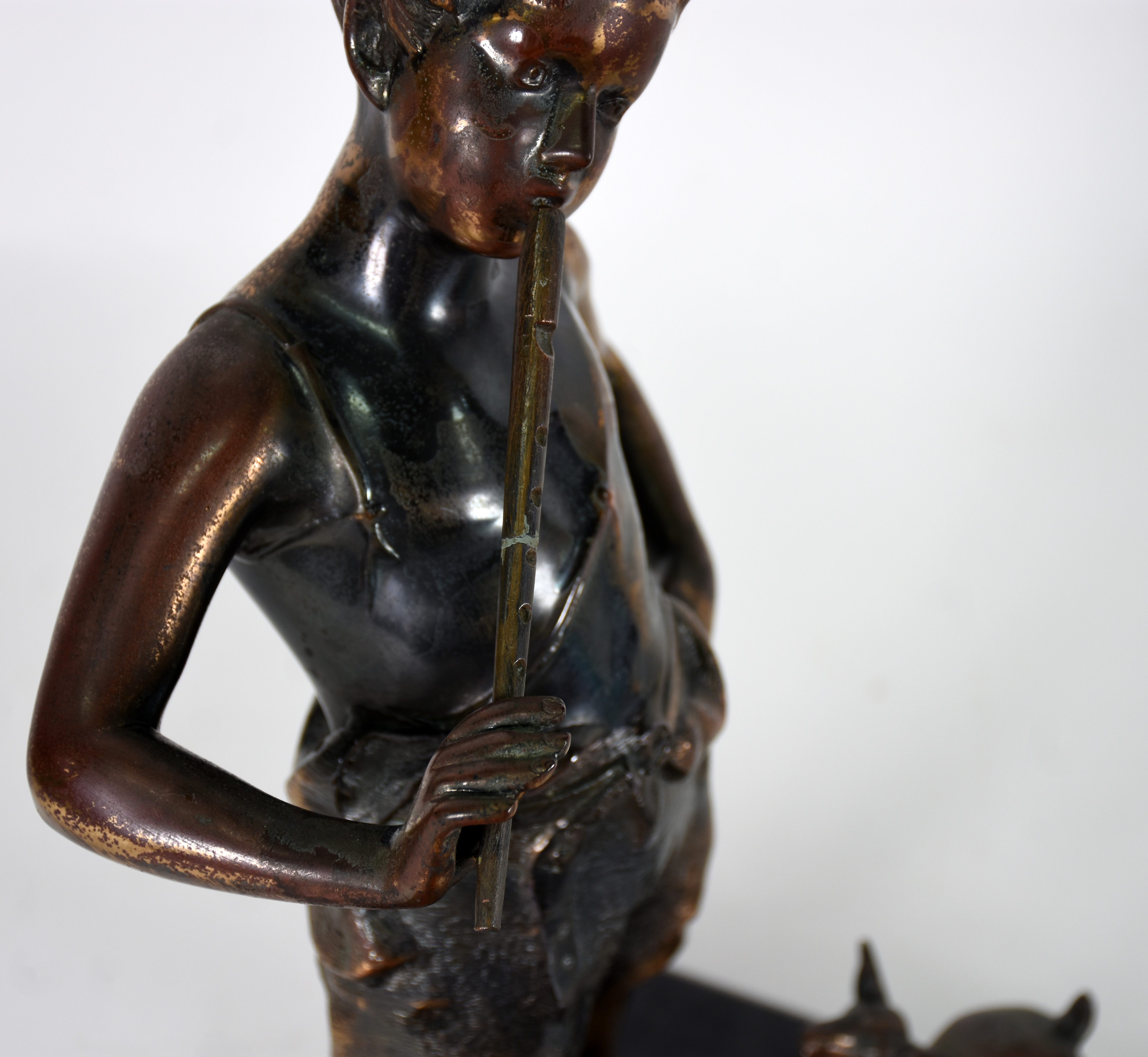 Escultura em Petit bronze representando flautista com carneiros (... - foto 4 de 4