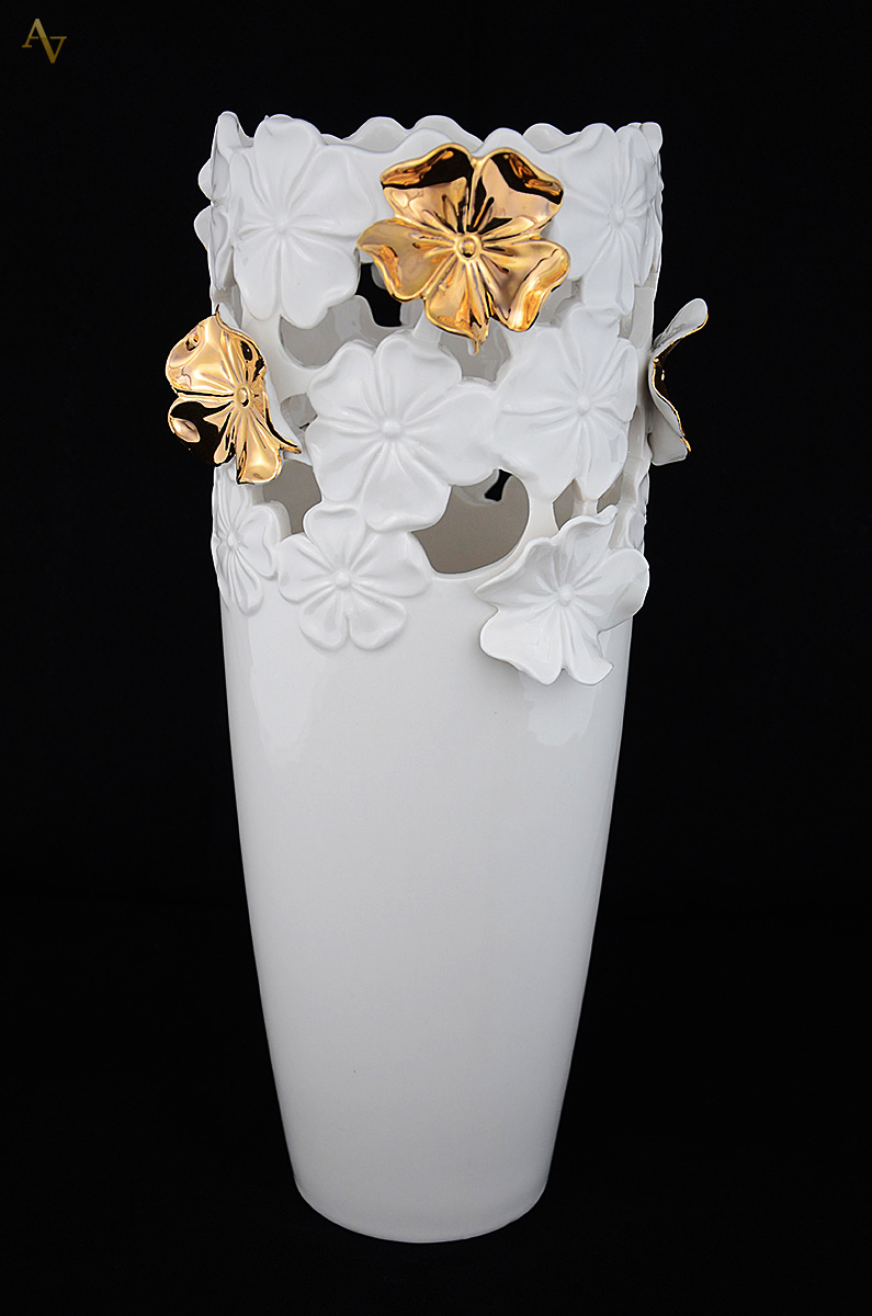 Vaso em cerâmica branca com detalhes folheados em ouro, procedência...