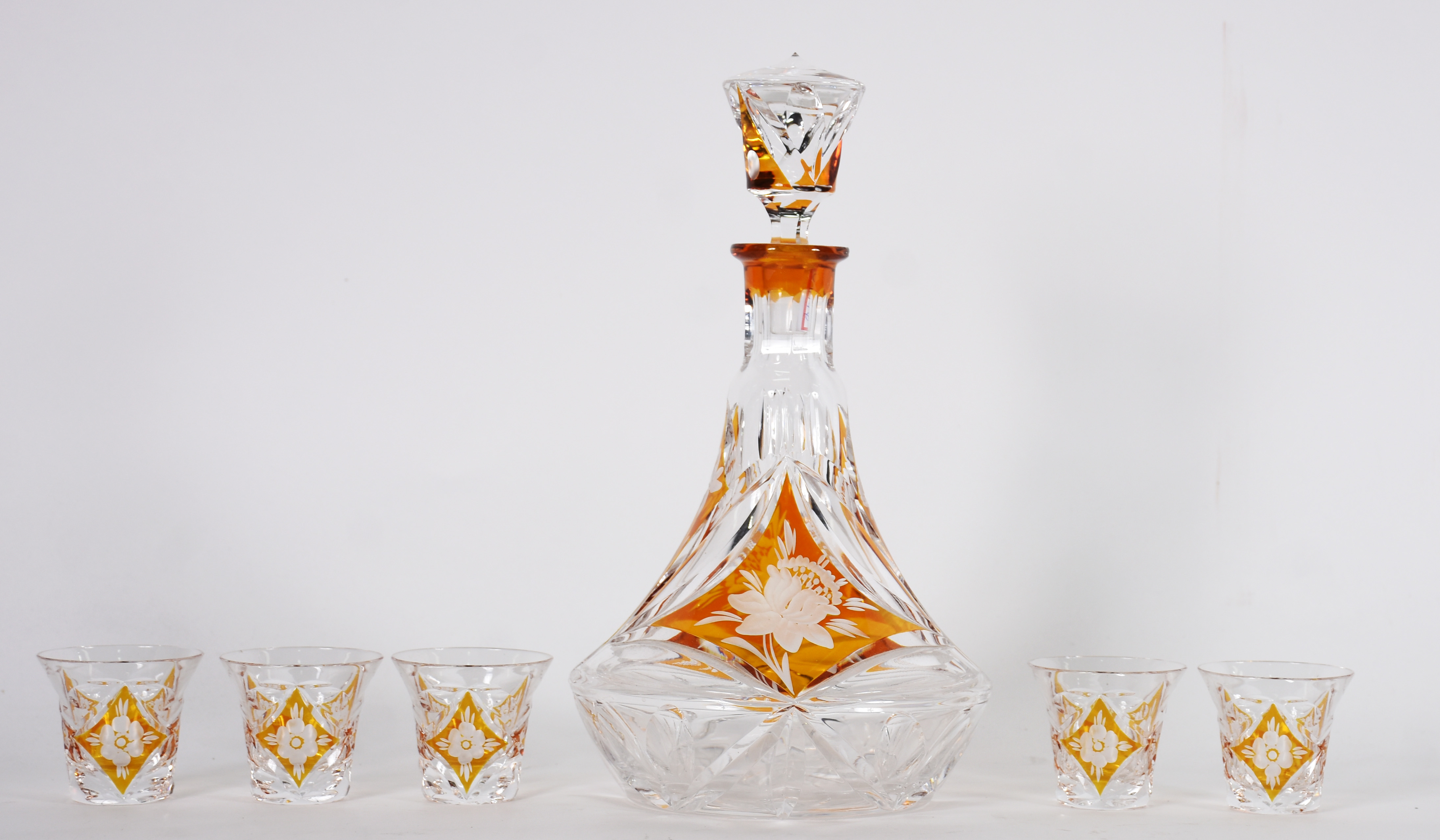 Garrafa de cristal double lapidada na cor âmbar , acompanha 5 cálices... - foto 1 de 3
