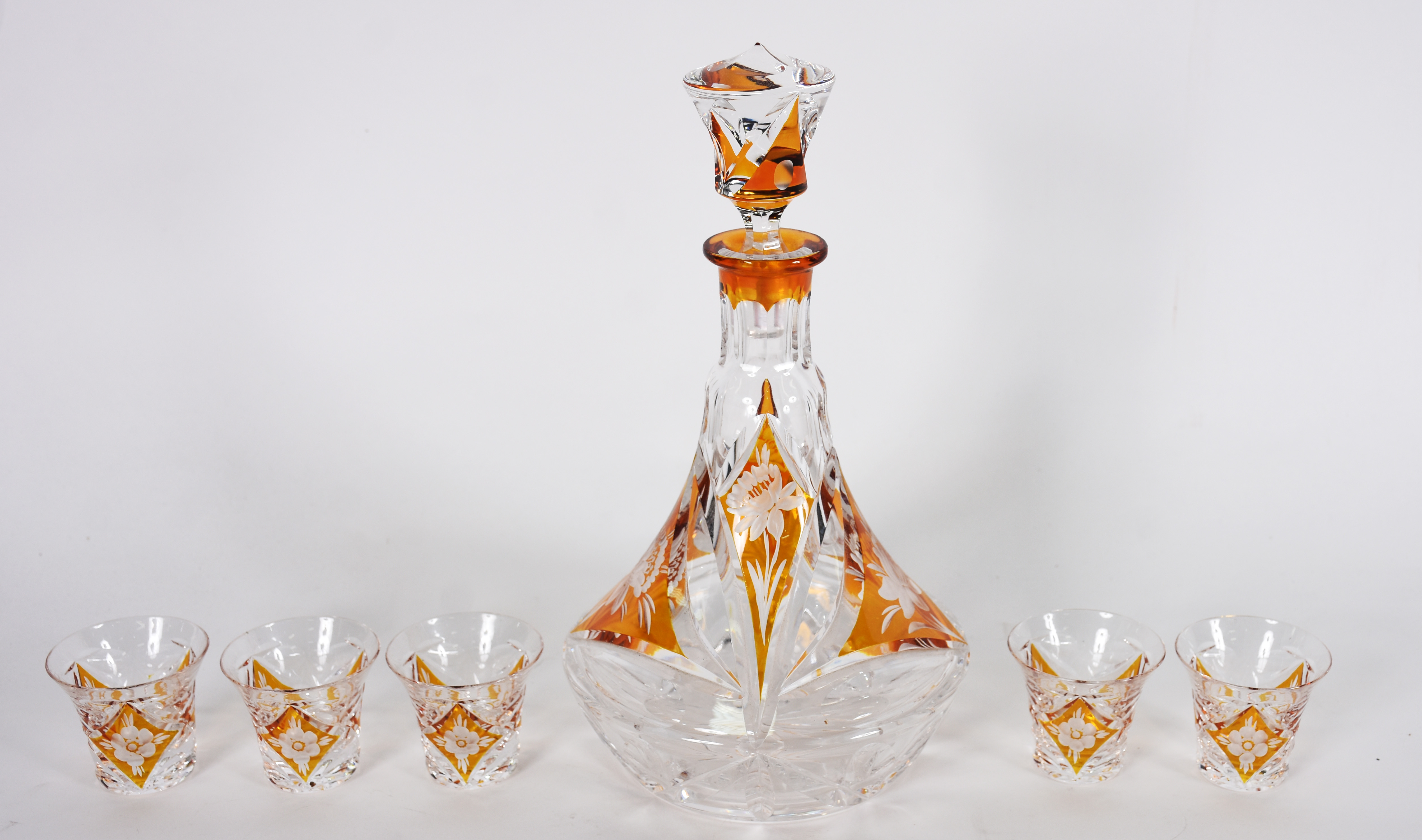 Garrafa de cristal double lapidada na cor âmbar , acompanha 5 cálices... - foto 3 de 3