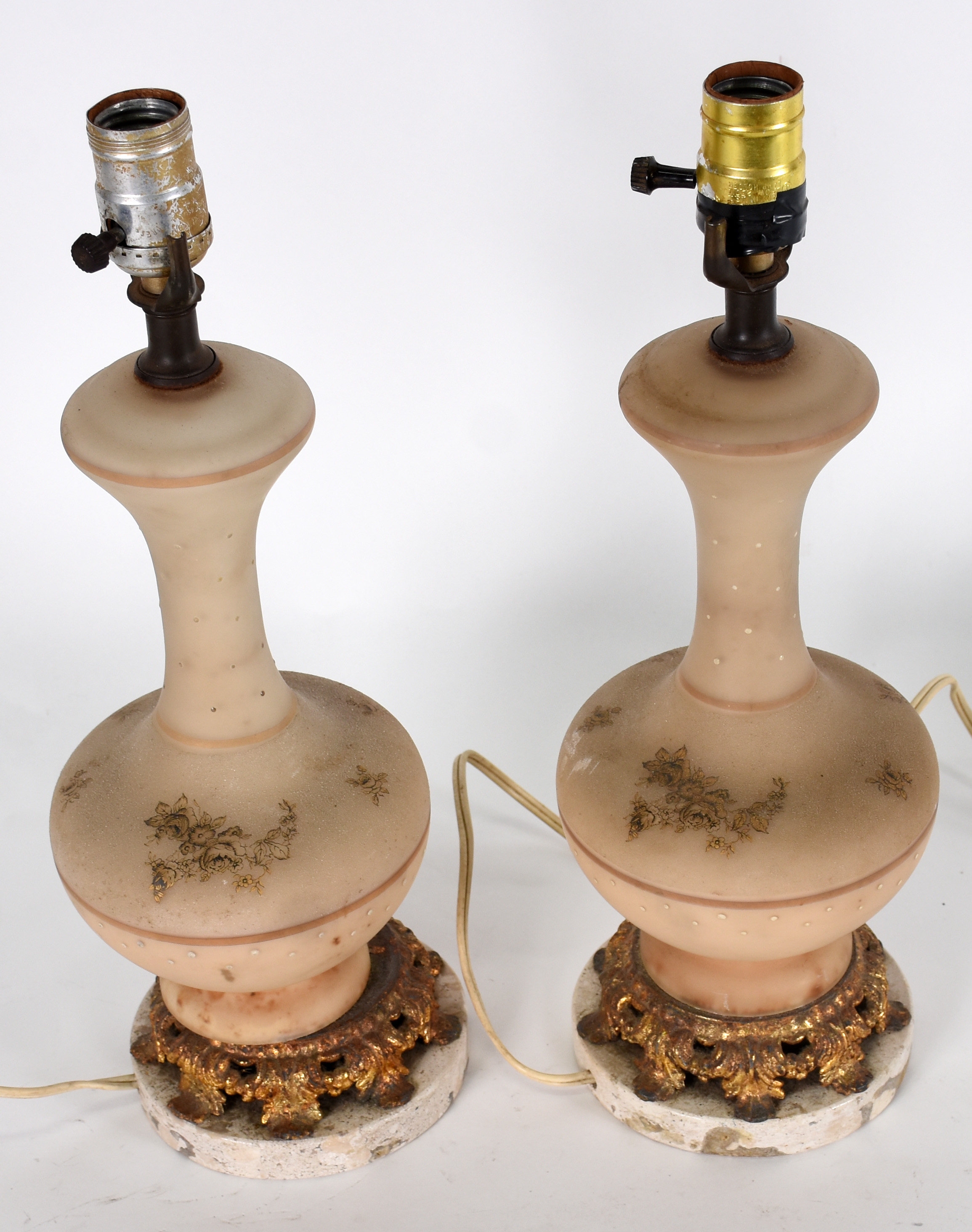 Par de abatjoures de vidro bege com base de metal ( oxidado ) - foto 3 de 3