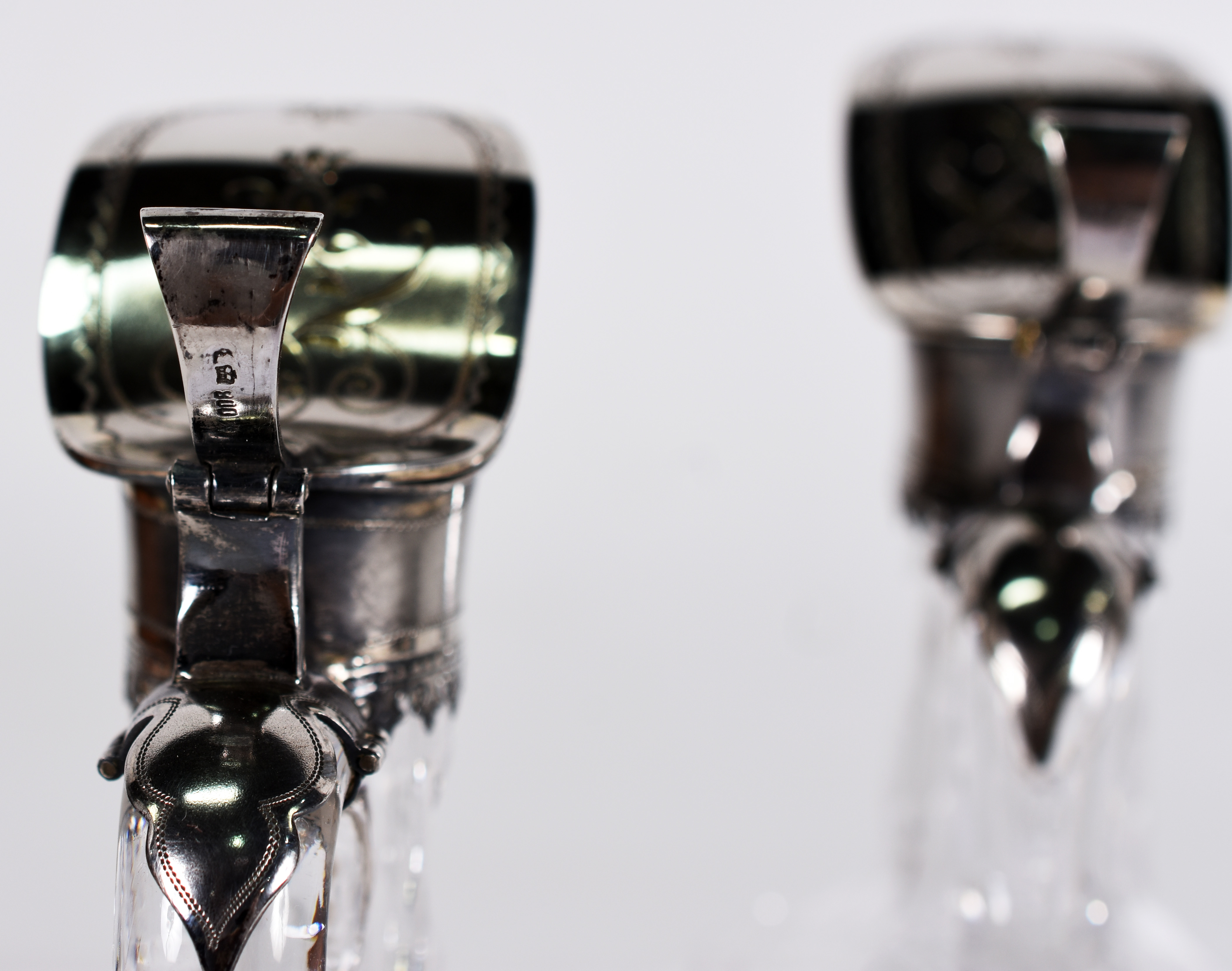Par de galhetas de cristal ,lapidação tijolinho e bocal de prata... - foto 5 de 5
