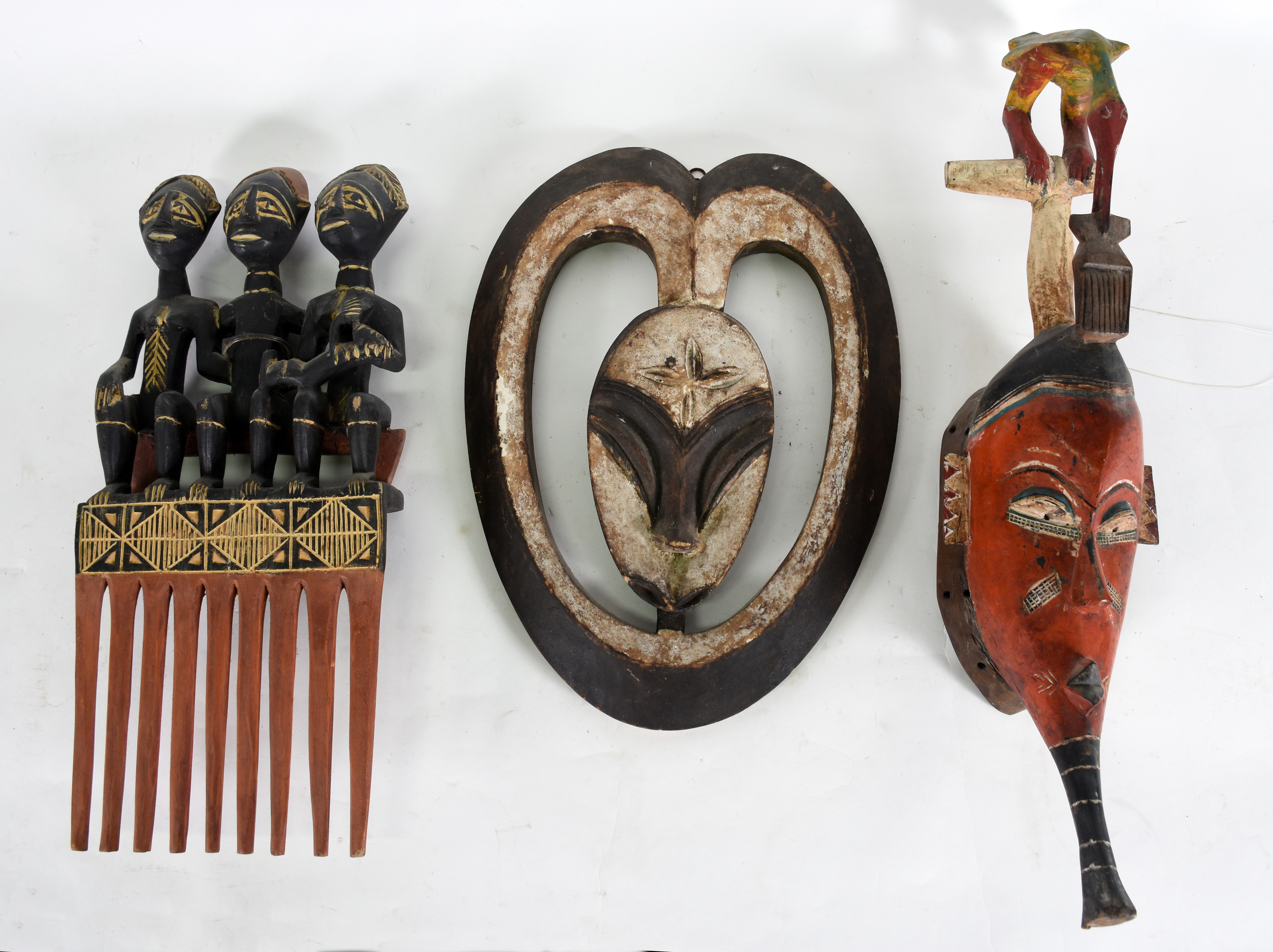 Três esculturas africanas entalhadas em madeira. - foto 1 de 2