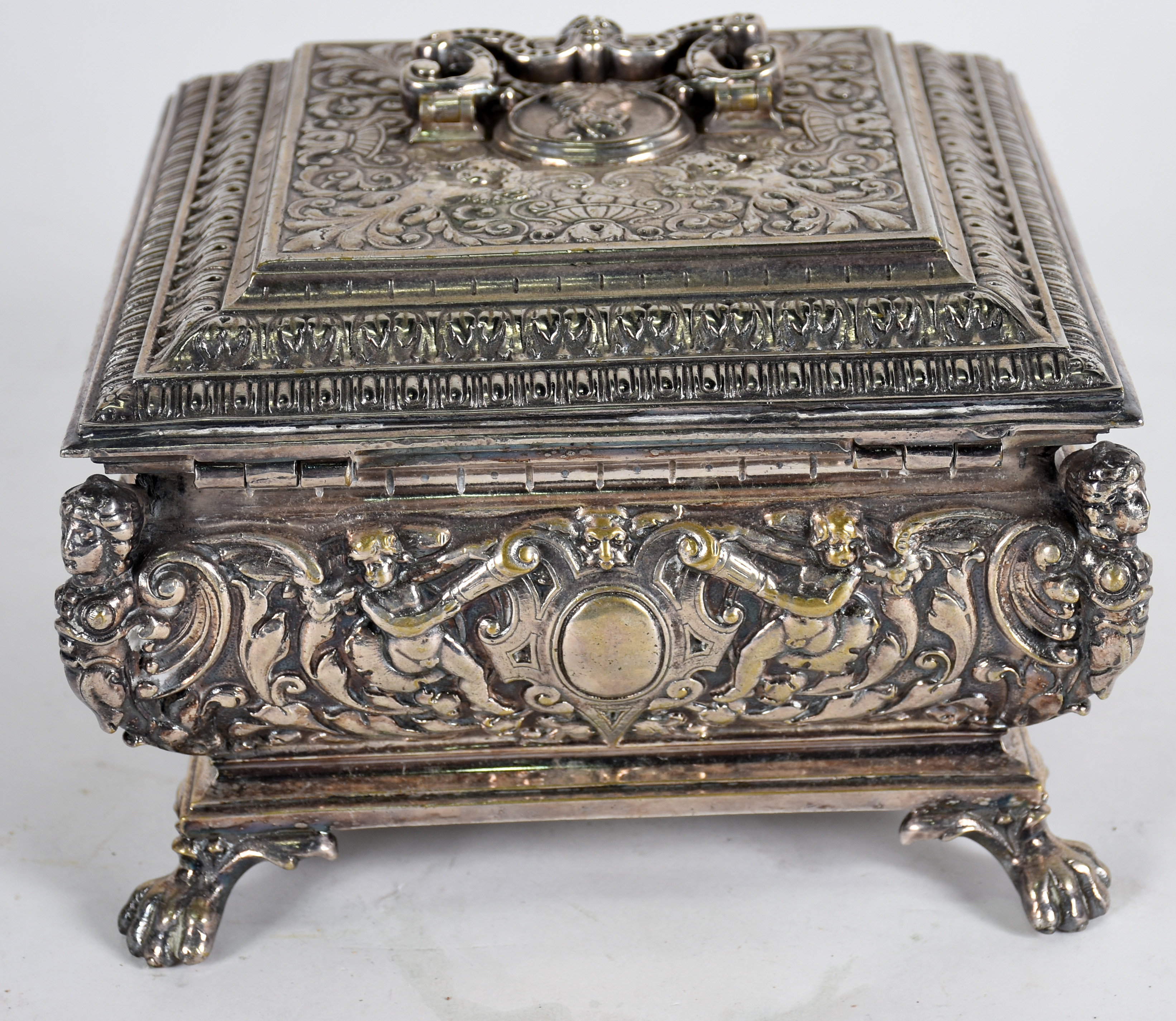 Caixa porta jóias de metal ricamente trabalhado, pés de garra... - foto 4 de 5