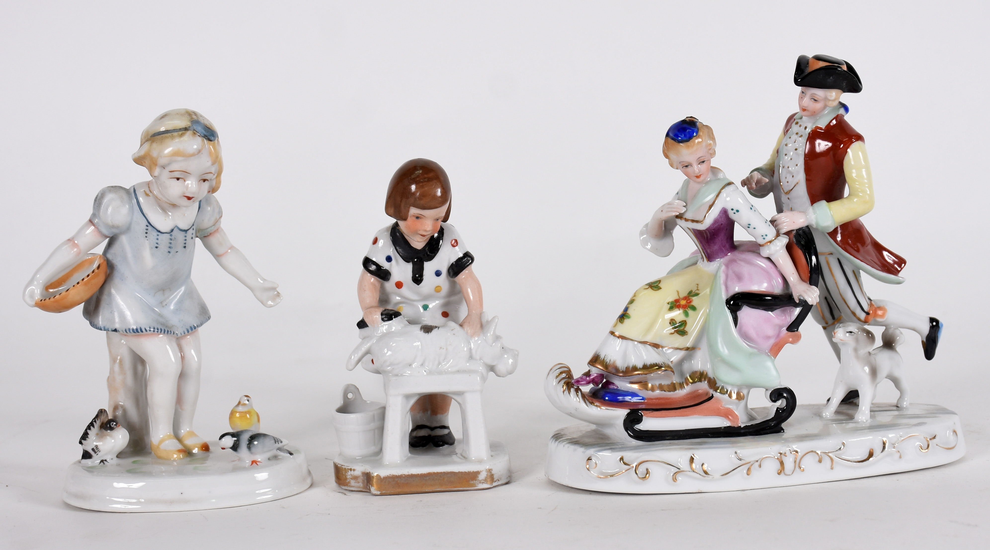 Três grupos escultórios de porcelana japonesa . - foto 1 de 4