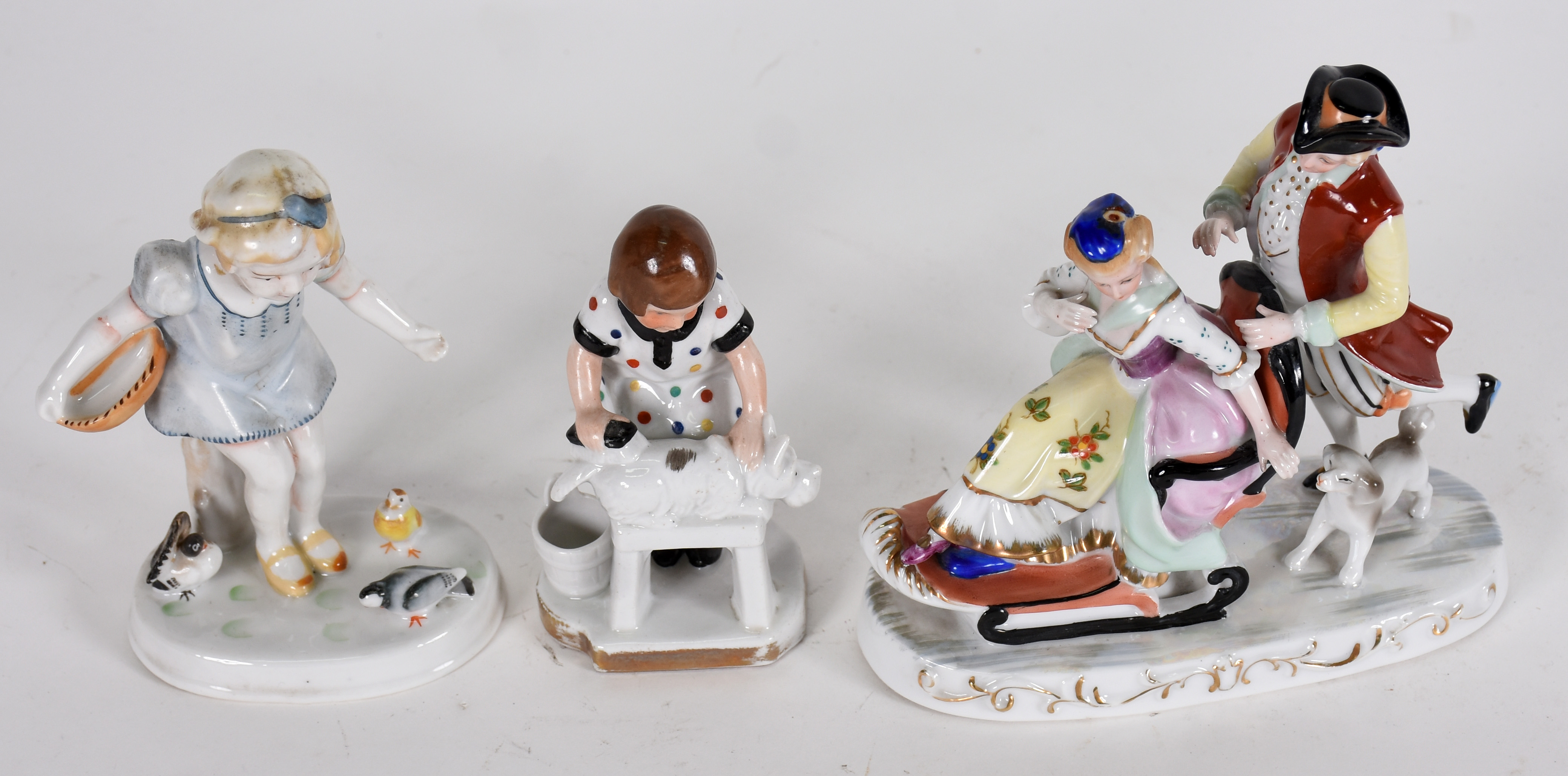 Três grupos escultórios de porcelana japonesa . - foto 2 de 4