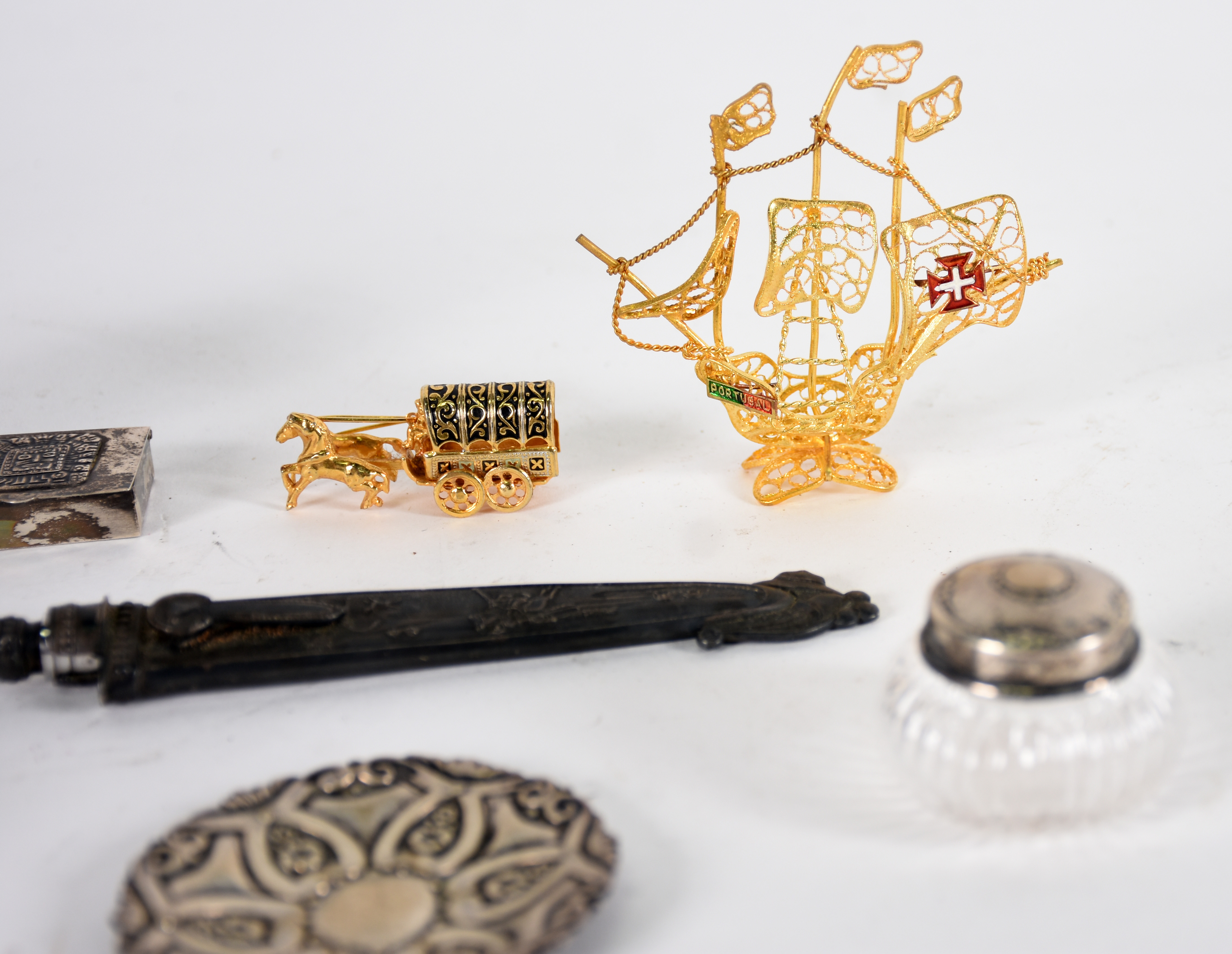 Diversas peças sendo , Broche, miniatura de caravela , faca com... - foto 6 de 8