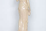 Estatueta em resina representando Aguadeira (al... - Estatueta em resina representando Aguadeira (altura 65 cm). Acompanha coluna em resina com acantos e relevos. altura 1,05 m.