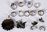 Diversas peças :
9 anéis , aros, 21 / 14 / 18 /... - Diversas peças :
9 anéis , aros, 21 / 14 / 18 / 11/ 16 / 17 / 14 / 15 / 14.
Par de brincos , Par de argolas , pendente em forma de flor e broche...