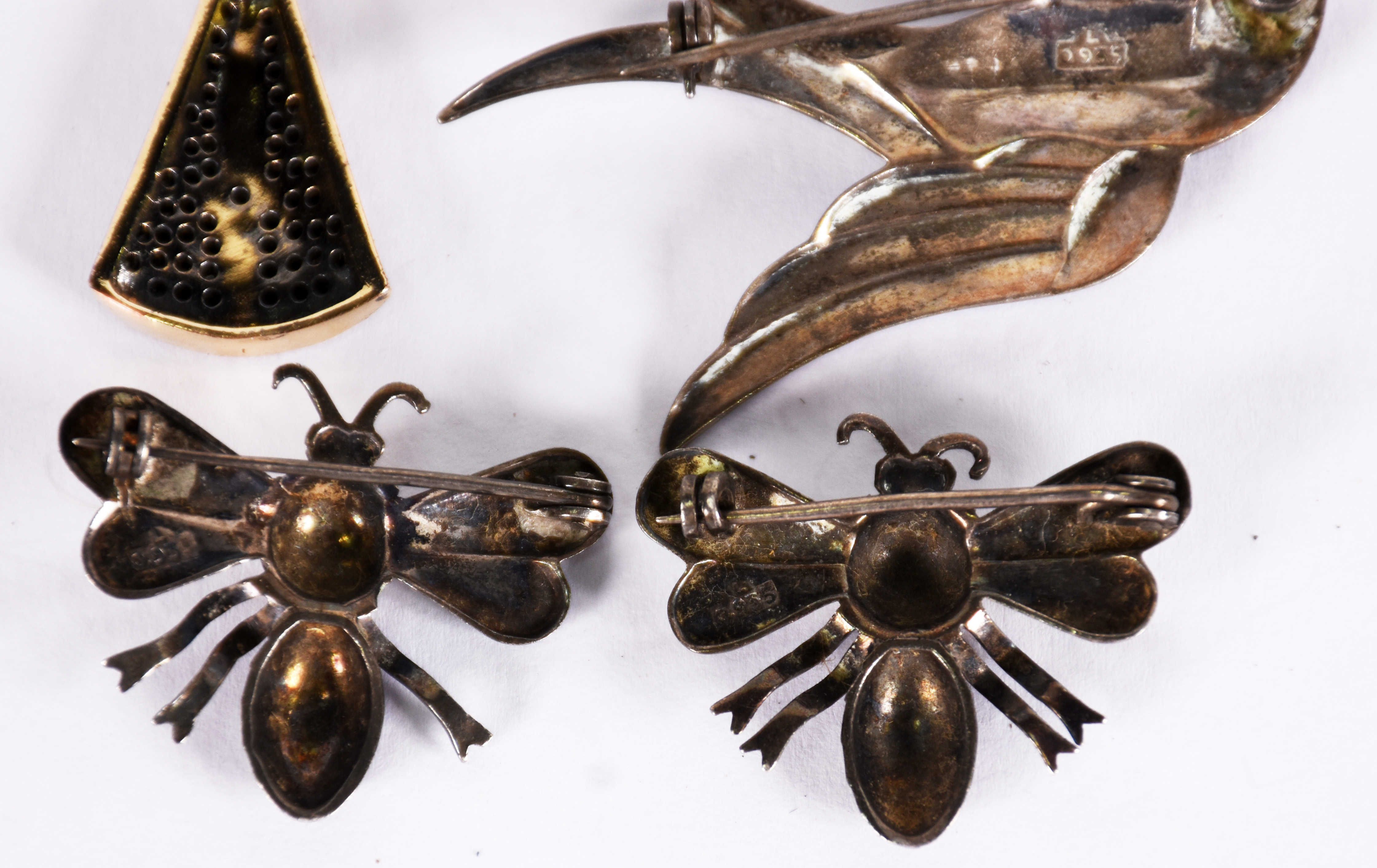 Diversas peças: Pingente N.S. aparecida , 3 broches , pássaro e 2... - foto 1 de 2