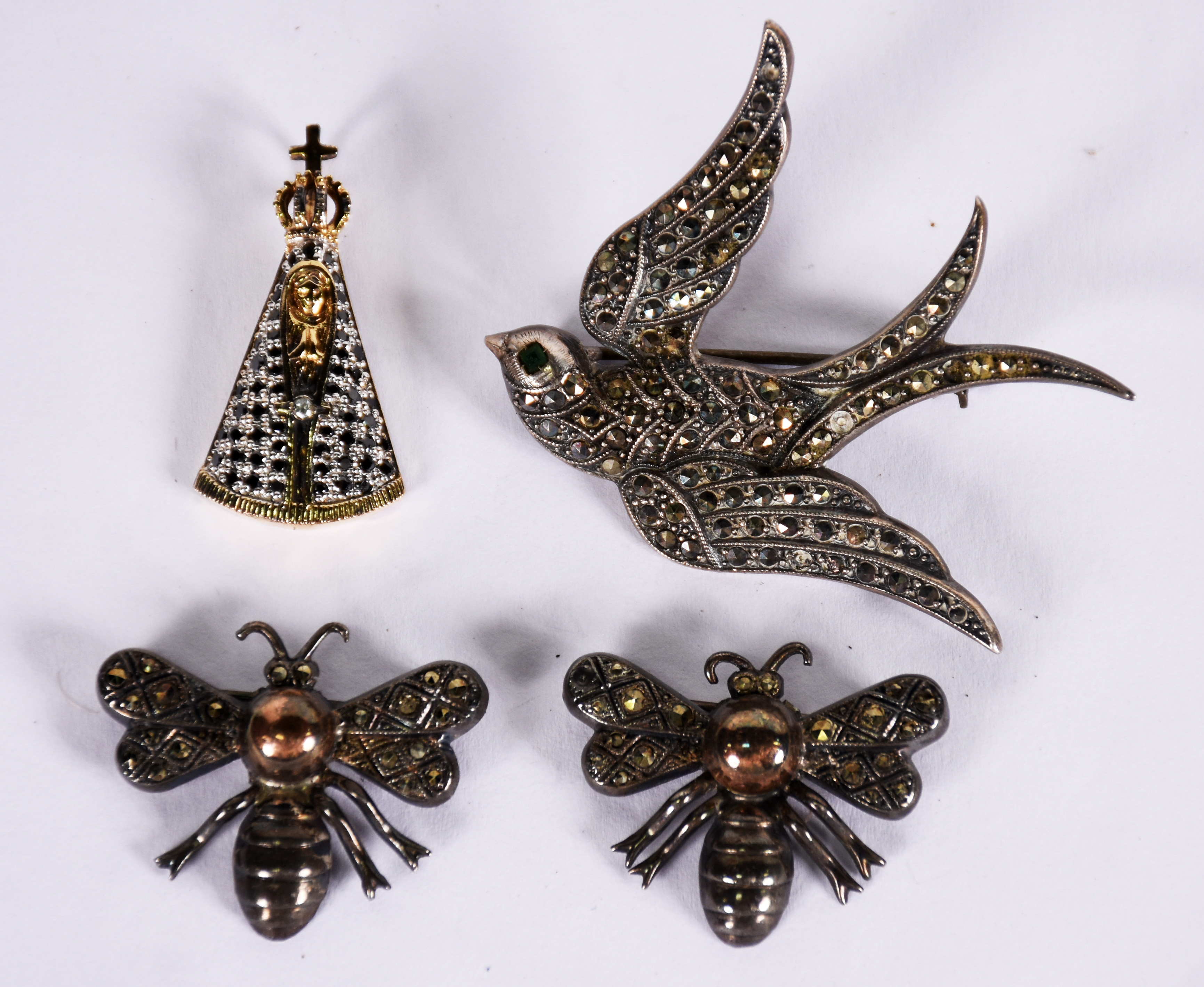 Diversas peças: Pingente N.S. aparecida , 3 broches , pássaro e 2... - foto 2 de 2