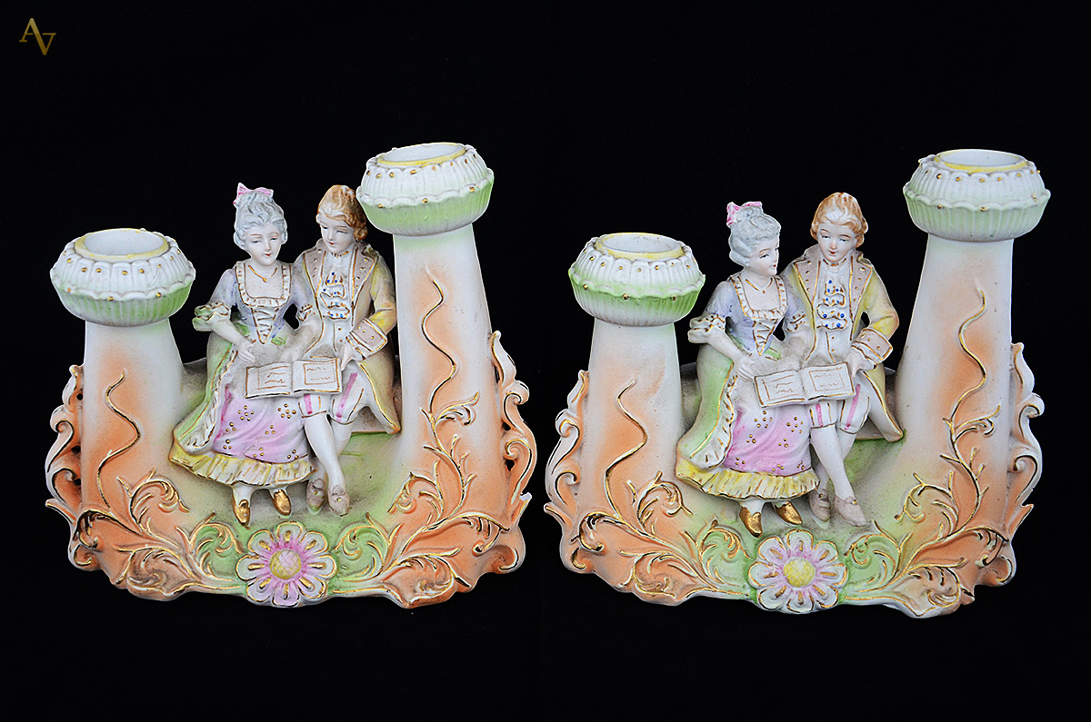 Par de candalabros de biscuit policromado para 2 velas cada... - foto 1 de 2
