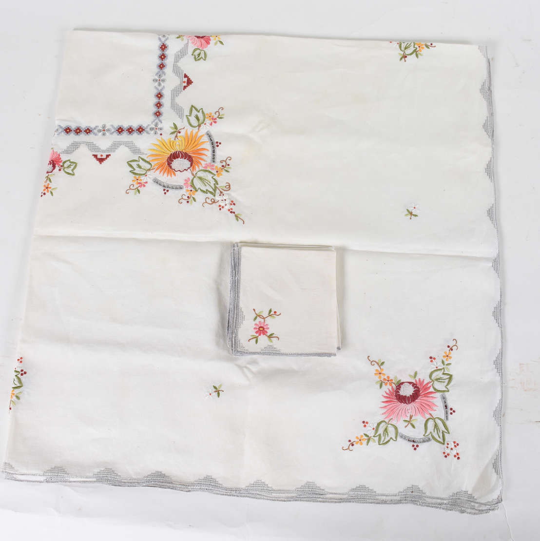 Toalha de mesa de linho bege com bordados coloridos e 5 guardanapos (... - foto 1 de 2