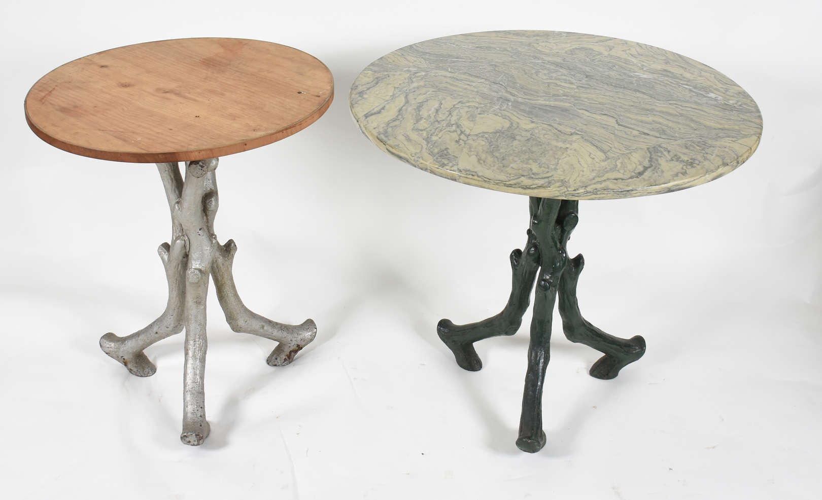 Duas mesas de bar tendo as bases na forma de tronco de metal , uma... - foto 1 de 2