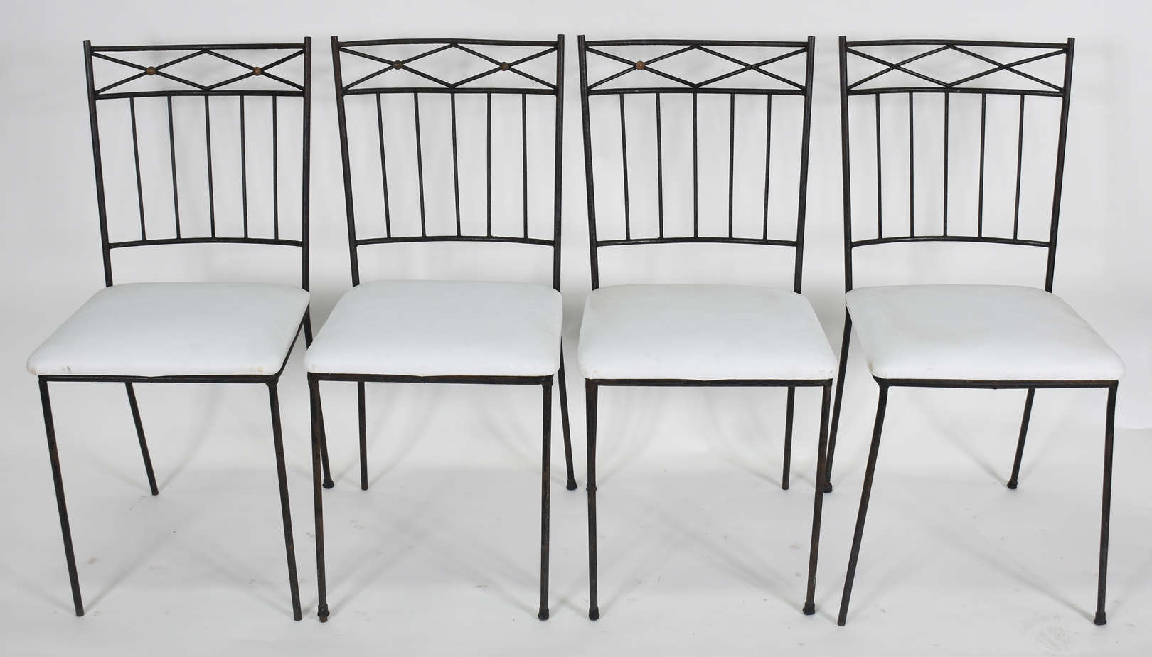 Quatro cadeiras de metal com assentos estofados e forrados de corino... - foto 1 de 3
