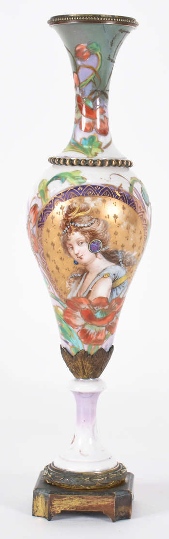 Ânfora de porcelana francesa de Sèvres decorado com figura feminina... - foto 1 de 3