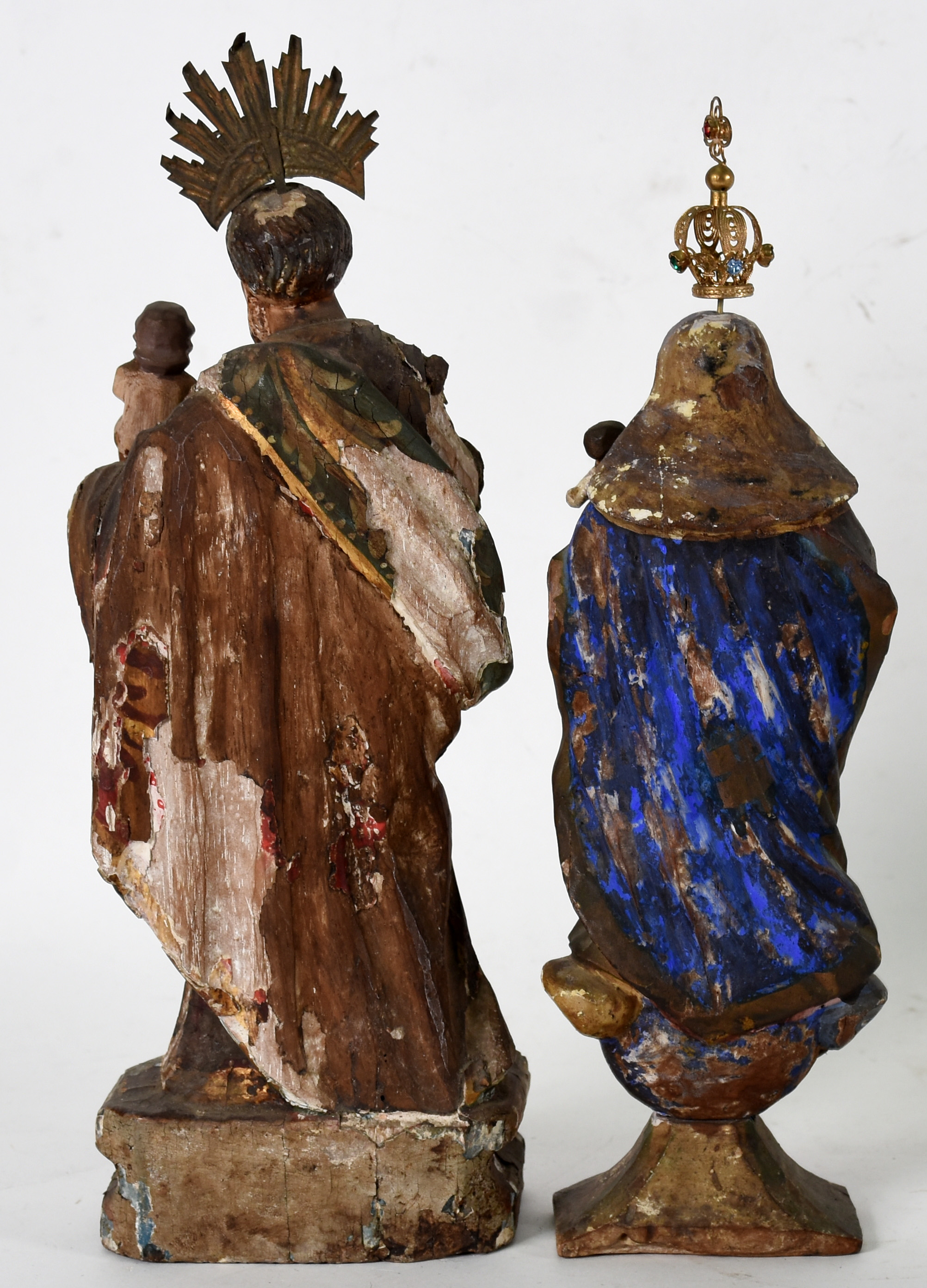 Duas imagens de madeira representando São José e n. Senhora. - foto 2 de 3