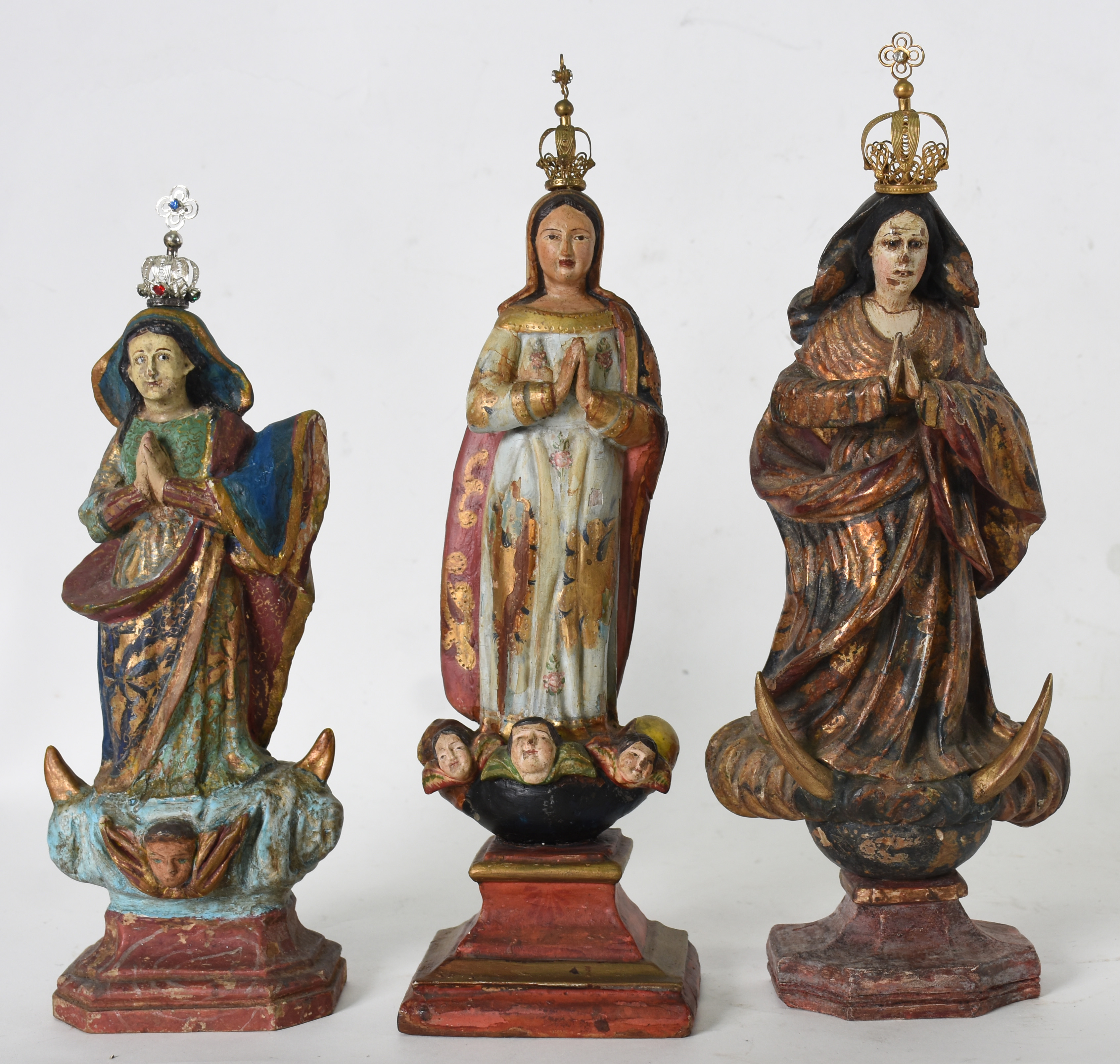 Três imagens de Nossa Senhora de madeira . - foto 1 de 4