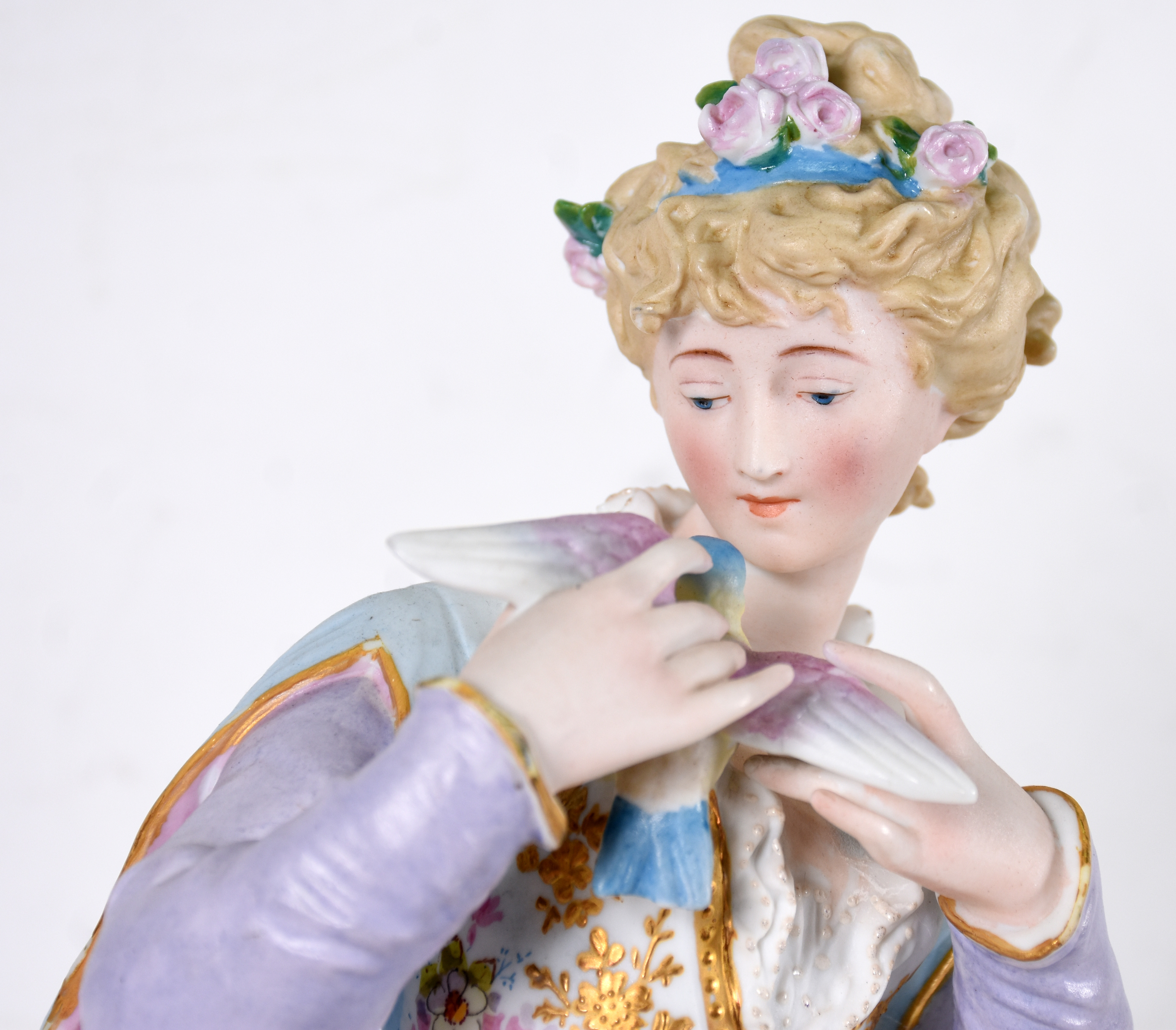 Escultura de porcelana europeia representando Jovem com pássaro... - foto 3 de 7