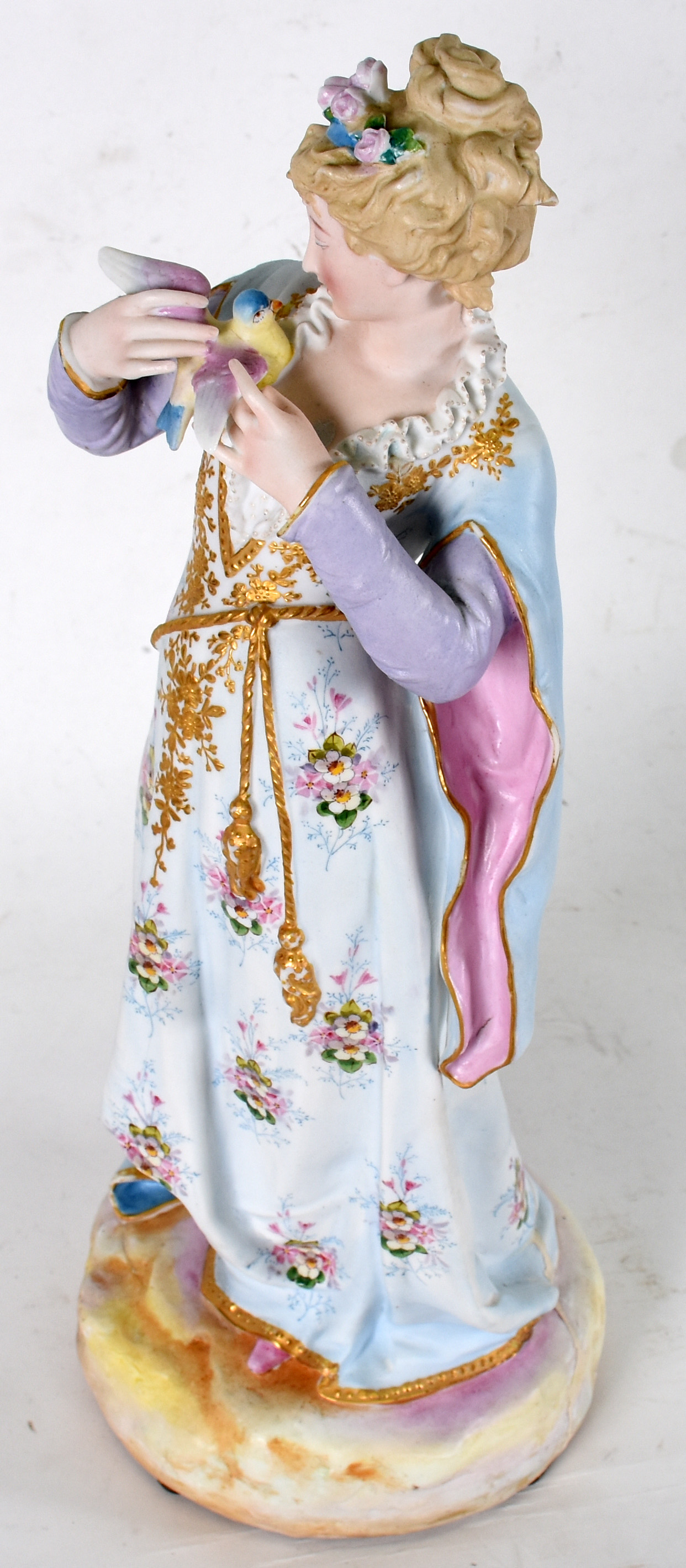 Escultura de porcelana europeia representando Jovem com pássaro... - foto 2 de 7
