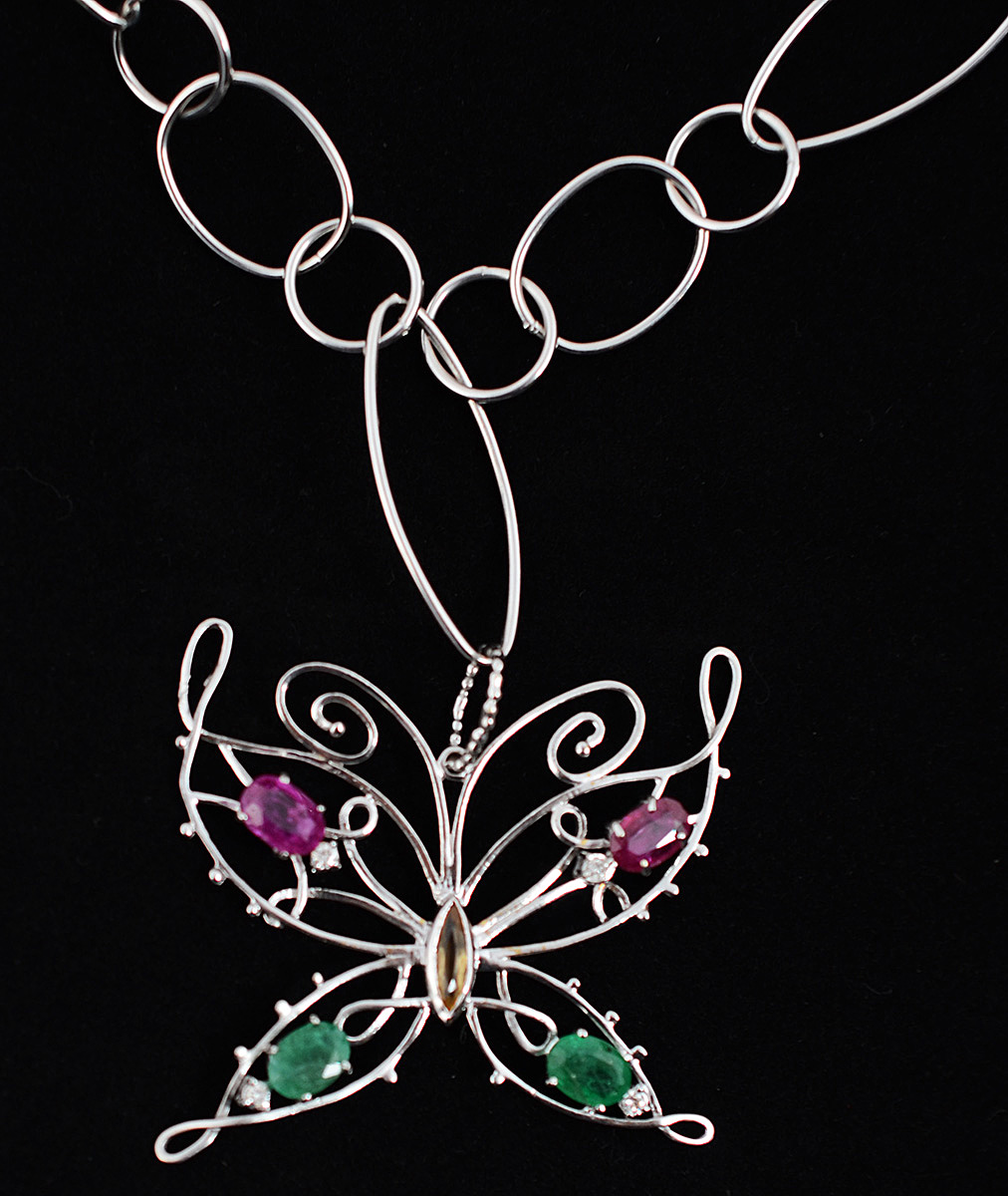 Colar de ouro branco com elos e pendente em forma de borboleta, com... - foto 1 de 2
