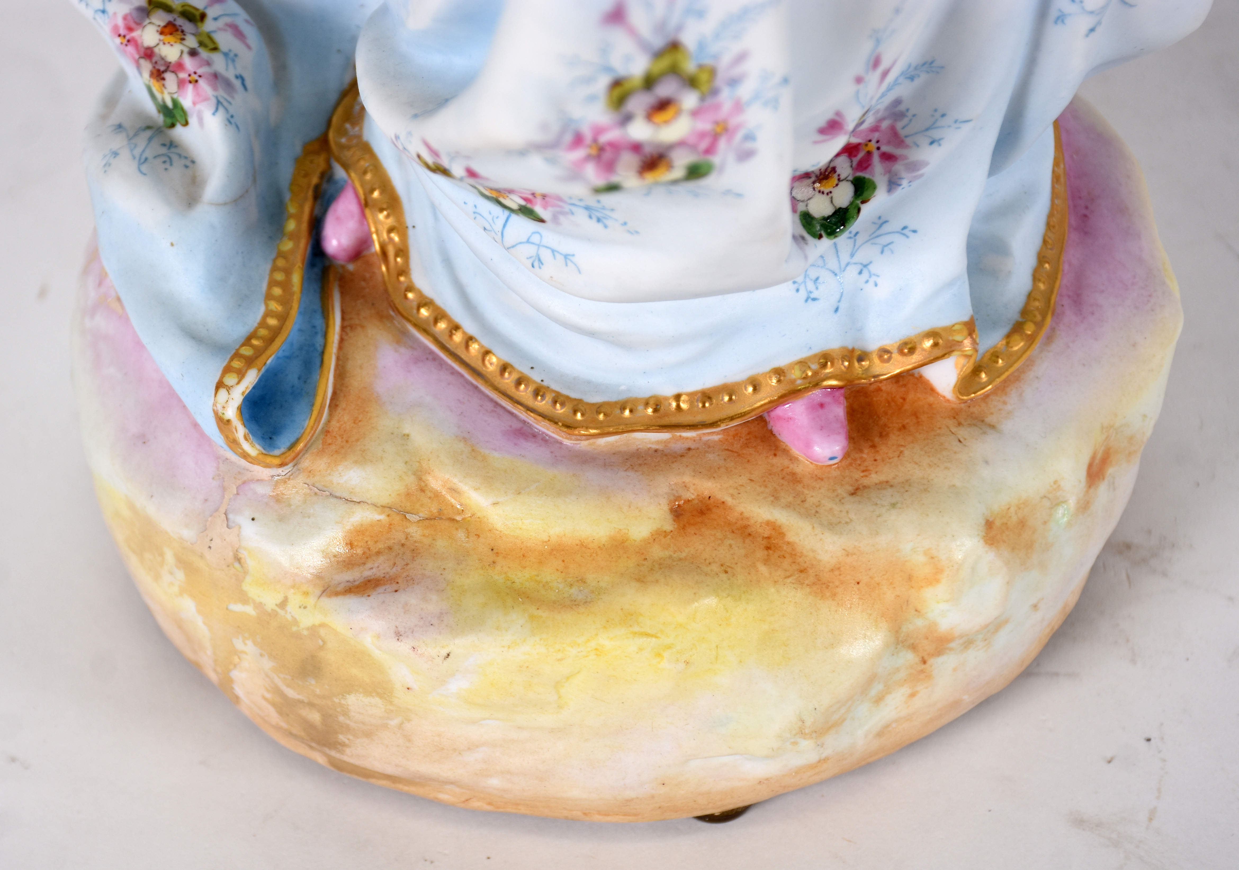 Escultura de porcelana europeia representando Jovem com pássaro... - foto 4 de 7