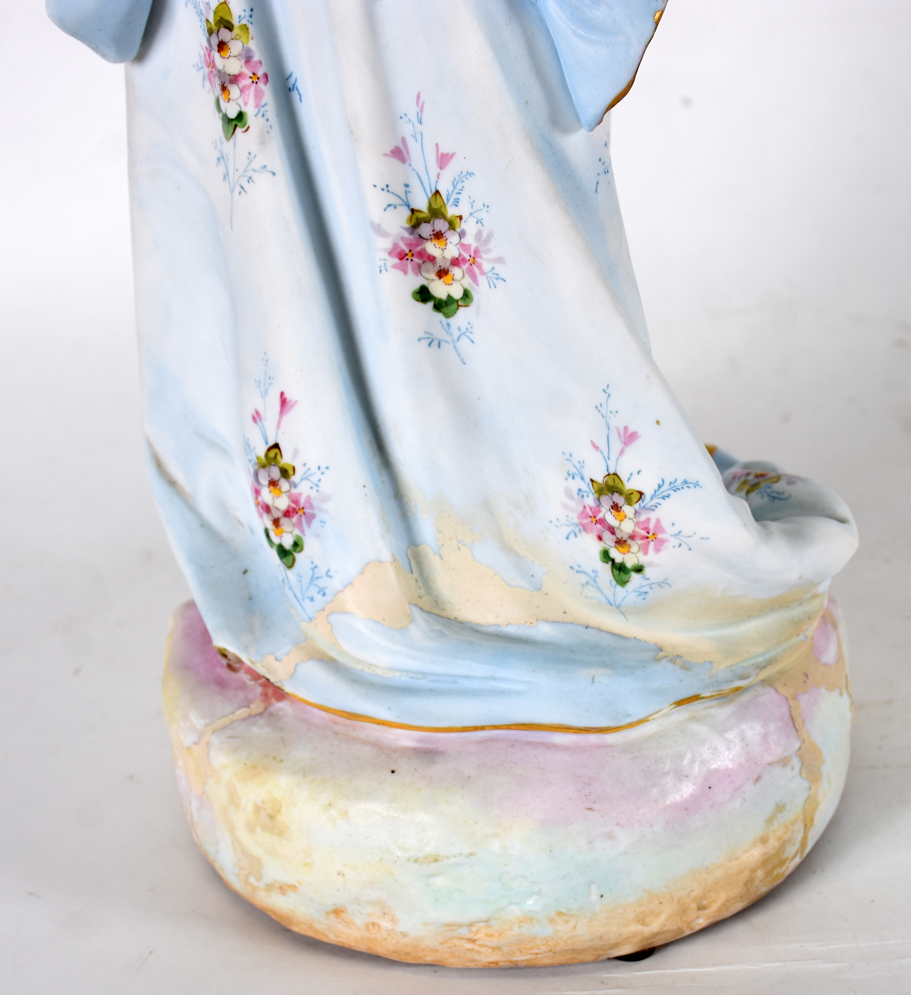 Escultura de porcelana europeia representando Jovem com pássaro... - foto 6 de 7