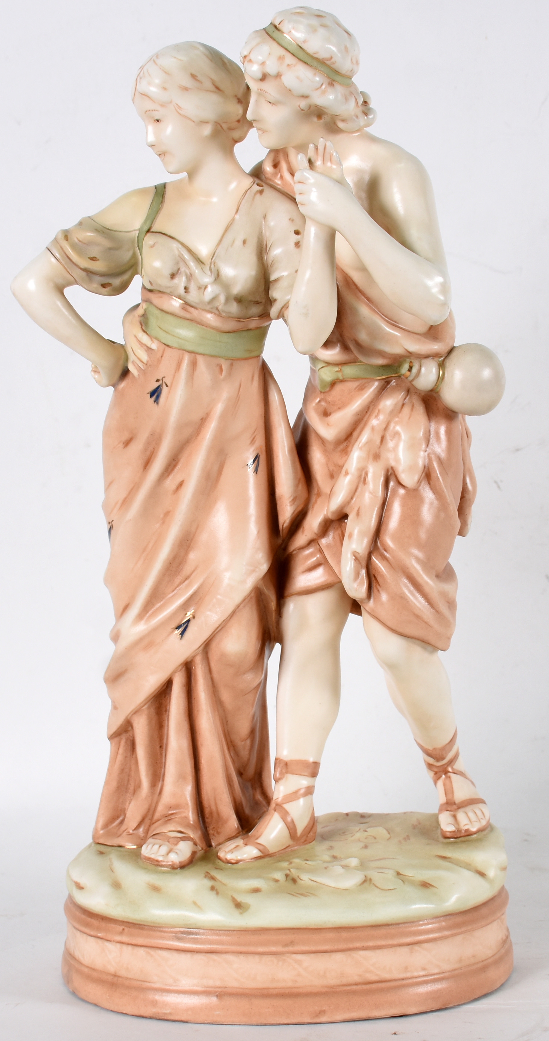Escultura de porcelana representando casal . - foto 1 de 7