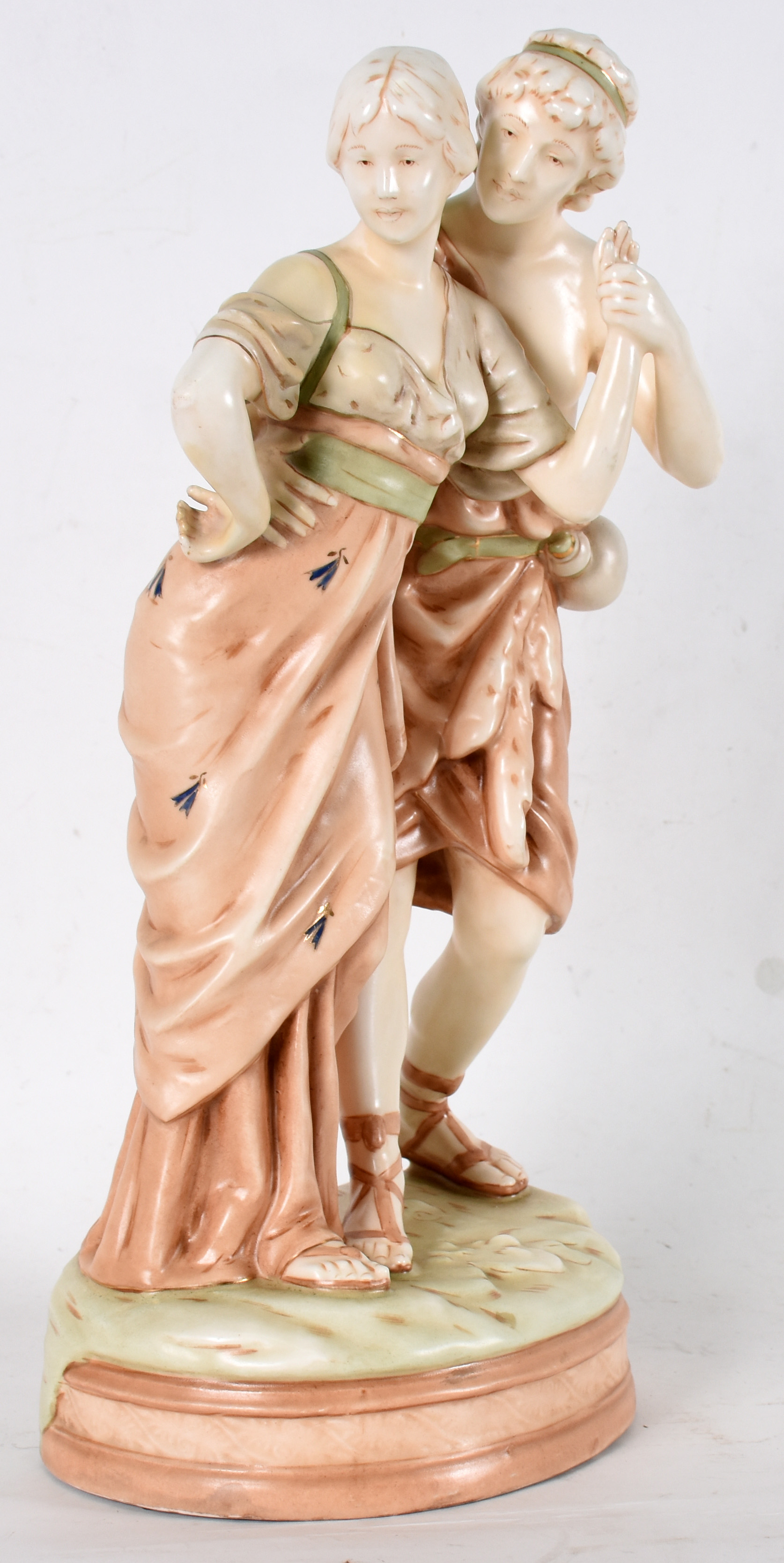 Escultura de porcelana representando casal . - foto 2 de 7