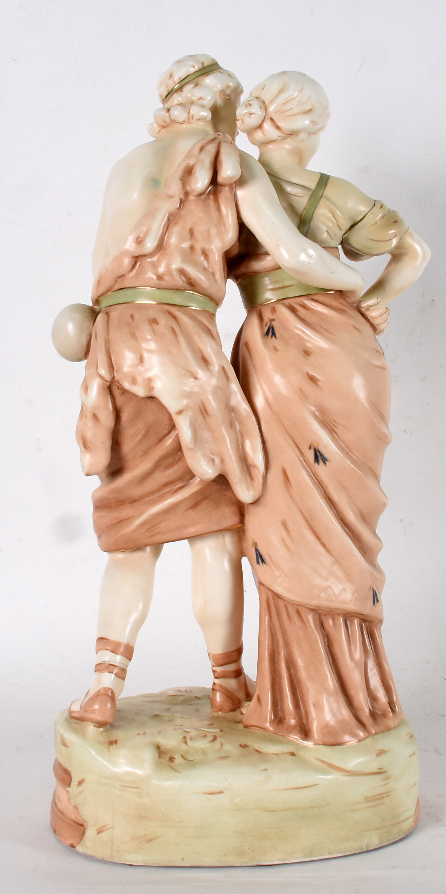 Escultura de porcelana representando casal . - foto 3 de 7