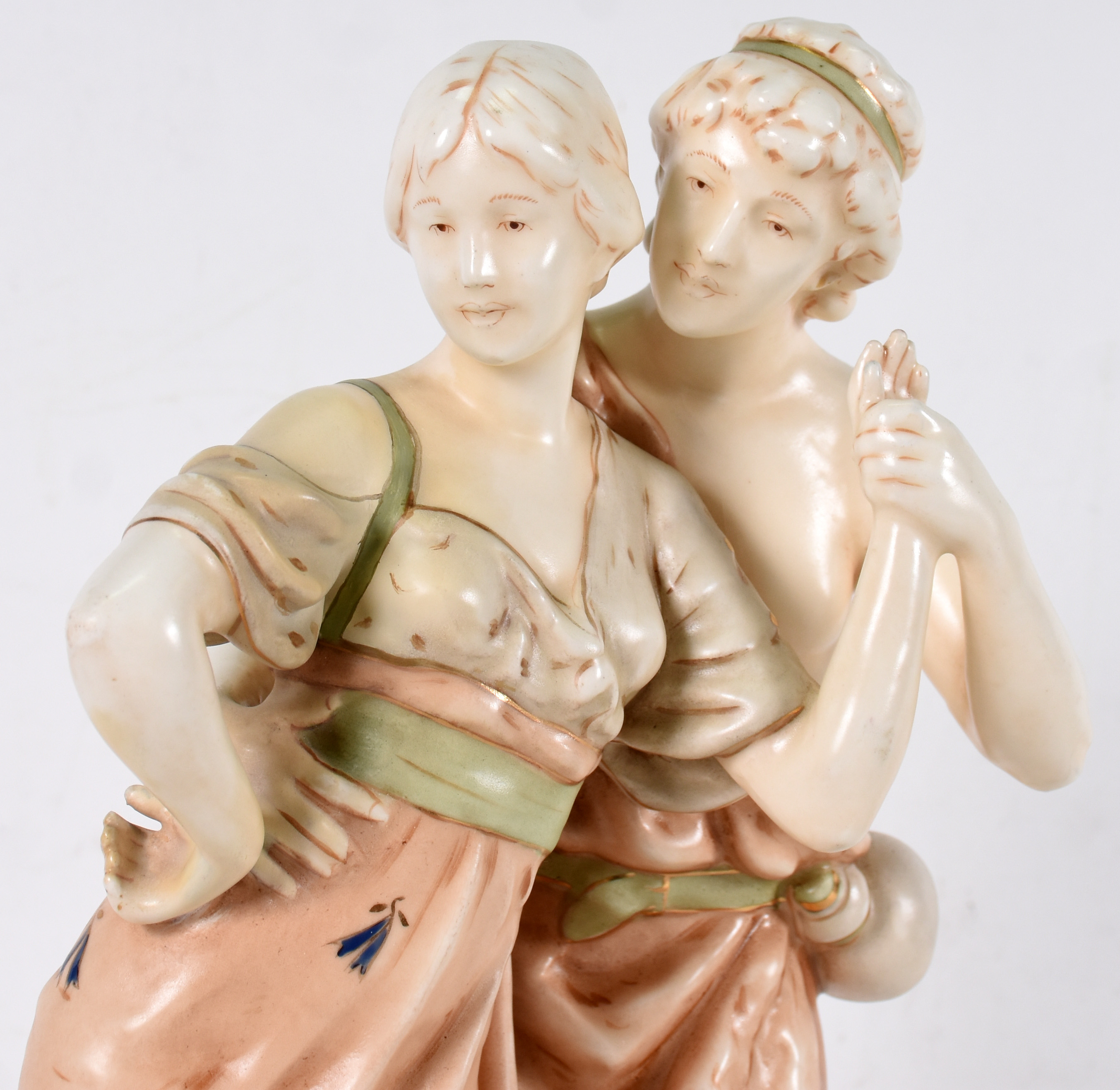 Escultura de porcelana representando casal . - foto 4 de 7