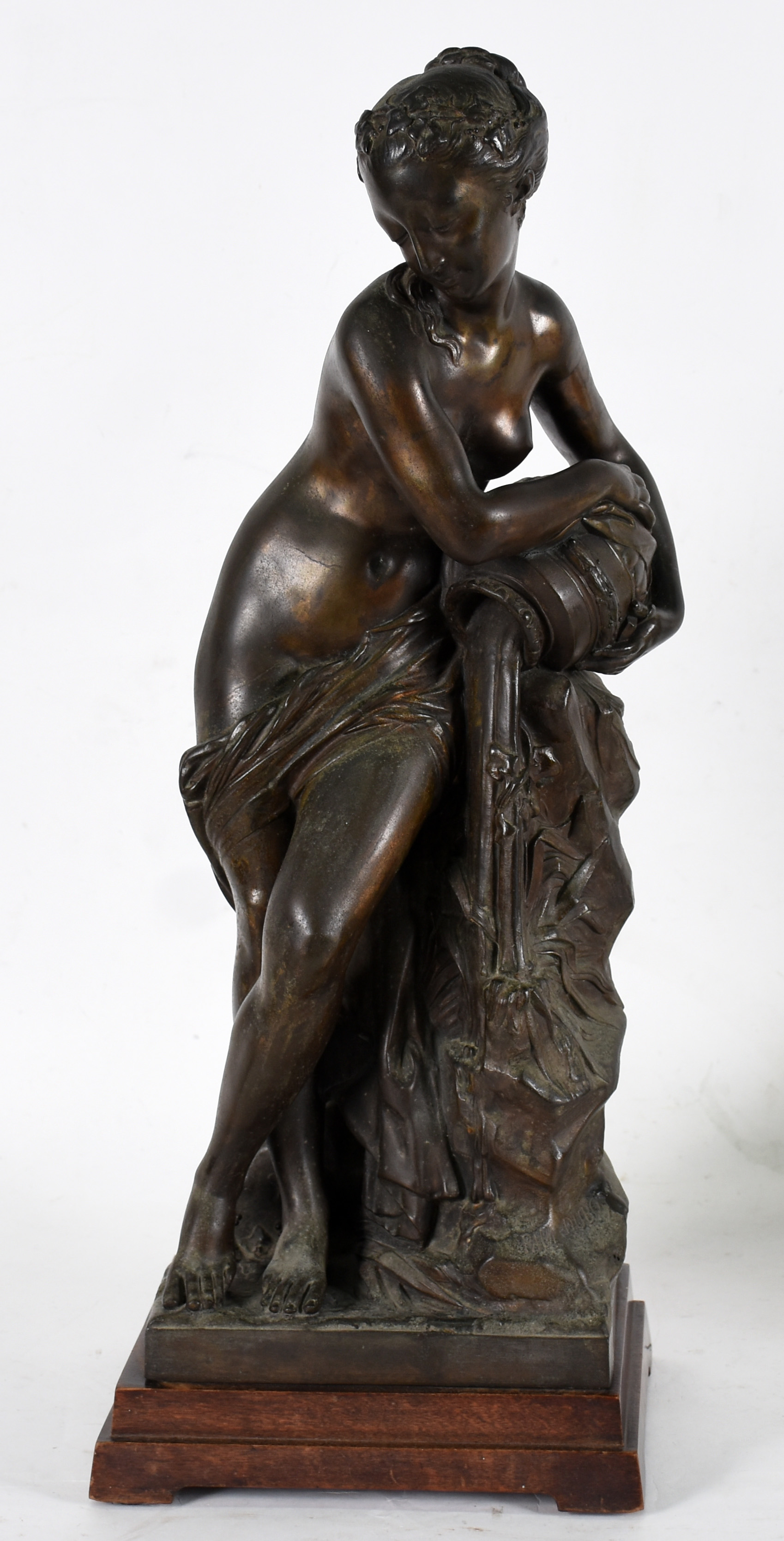 Escultura de petit bronze , representando figura feminina , assinada . - foto 1 de 4