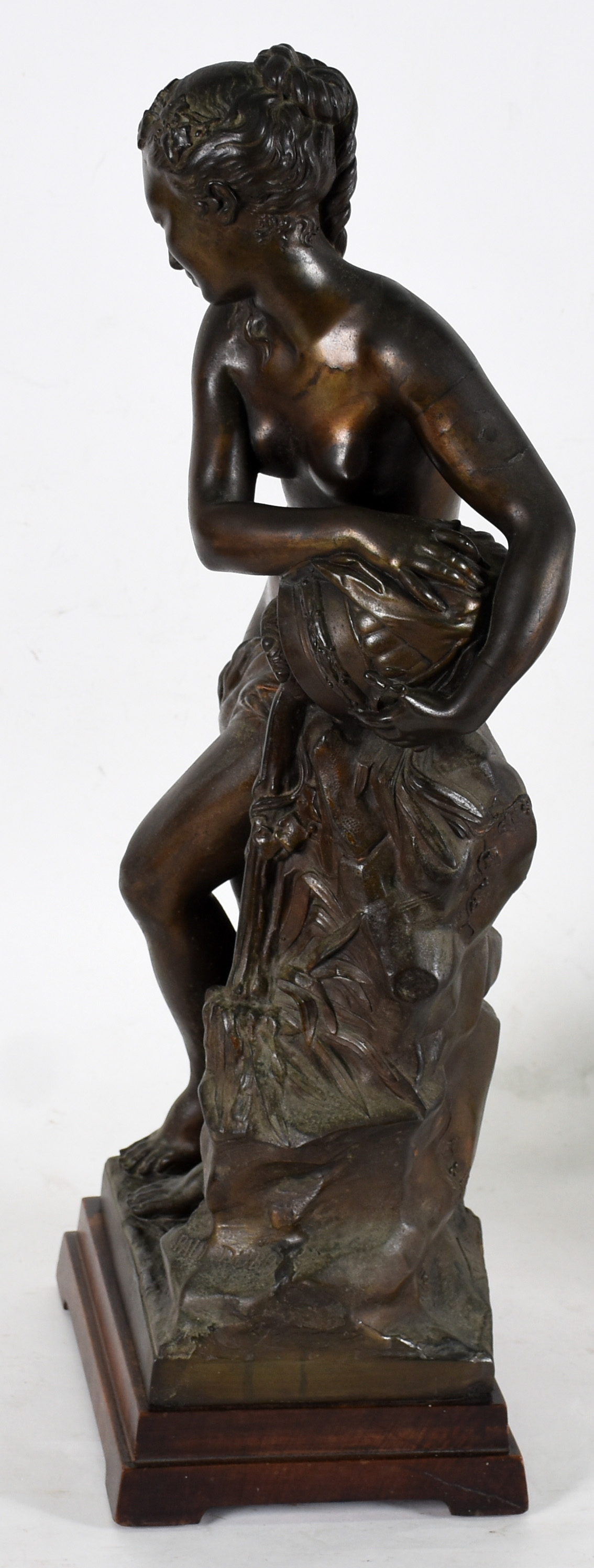 Escultura de petit bronze , representando figura feminina , assinada . - foto 2 de 4