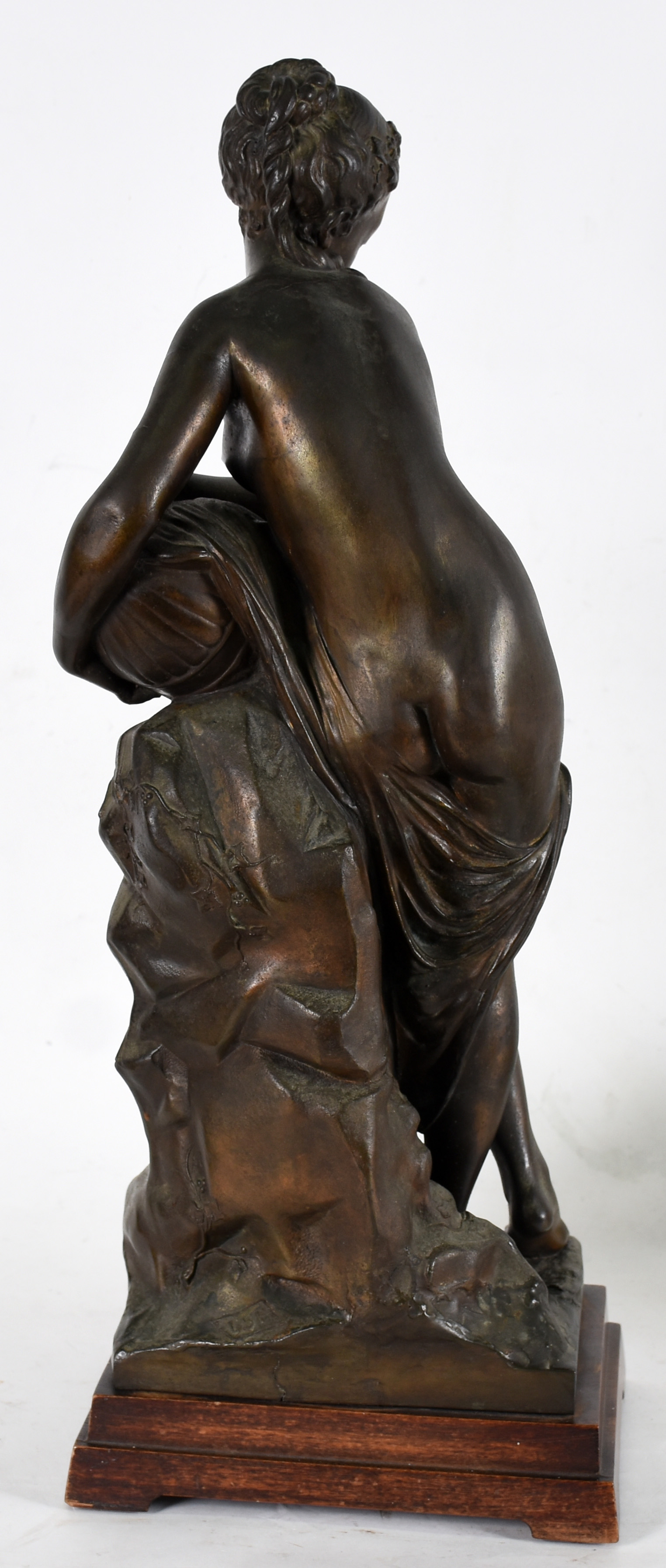 Escultura de petit bronze , representando figura feminina , assinada . - foto 3 de 4