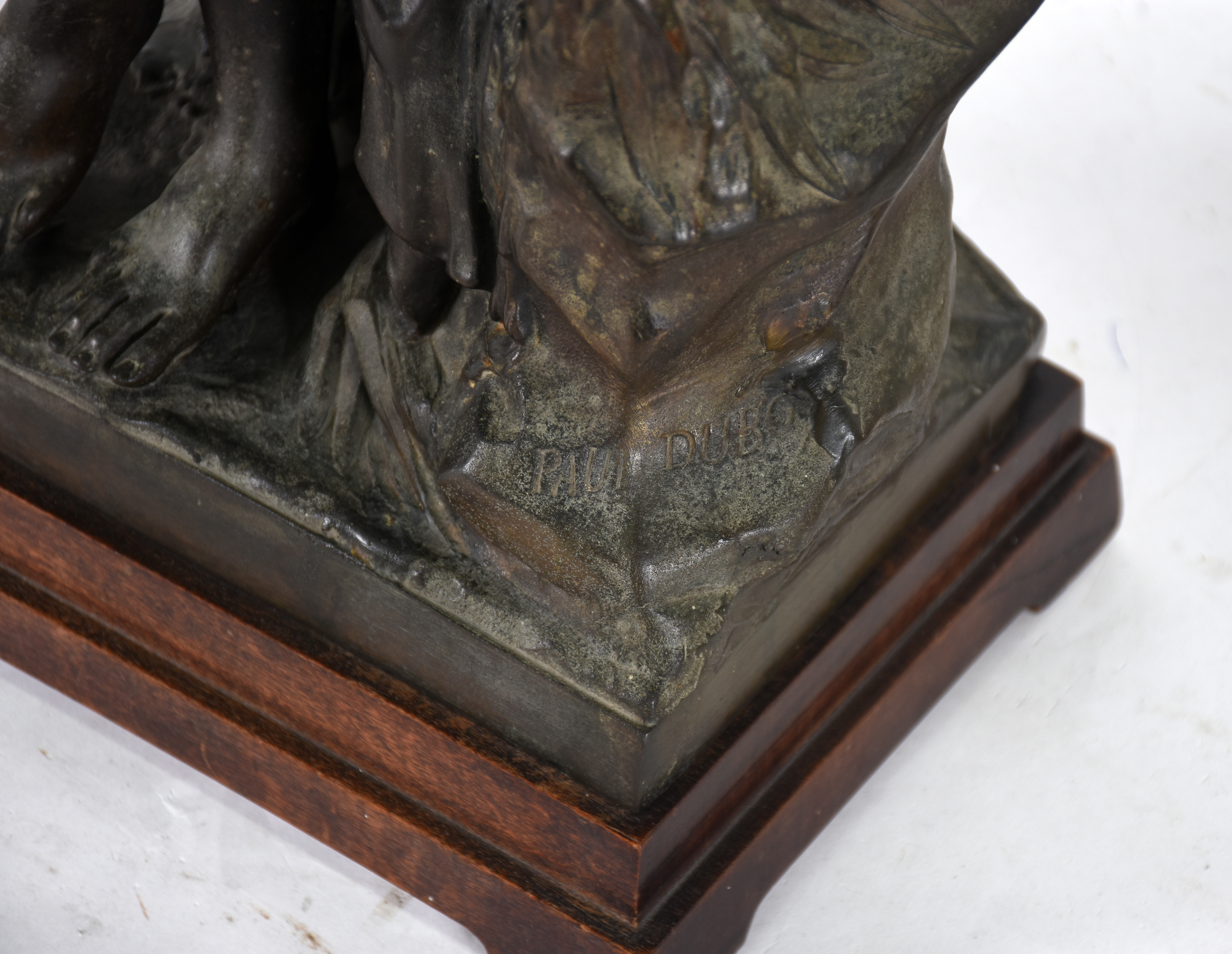 Escultura de petit bronze , representando figura feminina , assinada . - foto 4 de 4