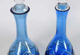Par de licoreiras de cristal azul lapidado. - Par de licoreiras de cristal azul lapidado.