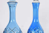 Par de licoreiras de cristal azul lapidado. - Par de licoreiras de cristal azul lapidado.