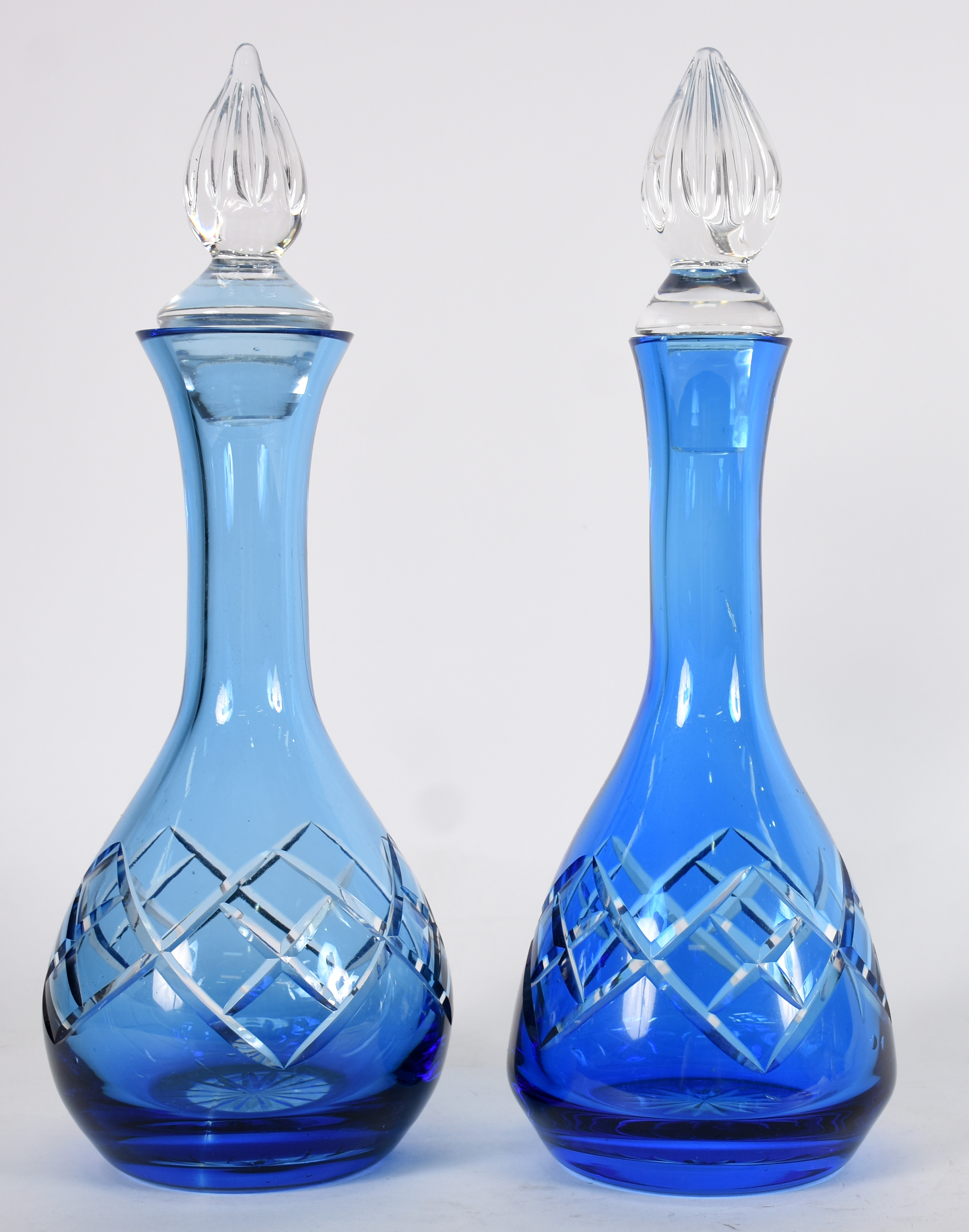 Par de licoreiras de cristal azul lapidado. - foto 1 de 4