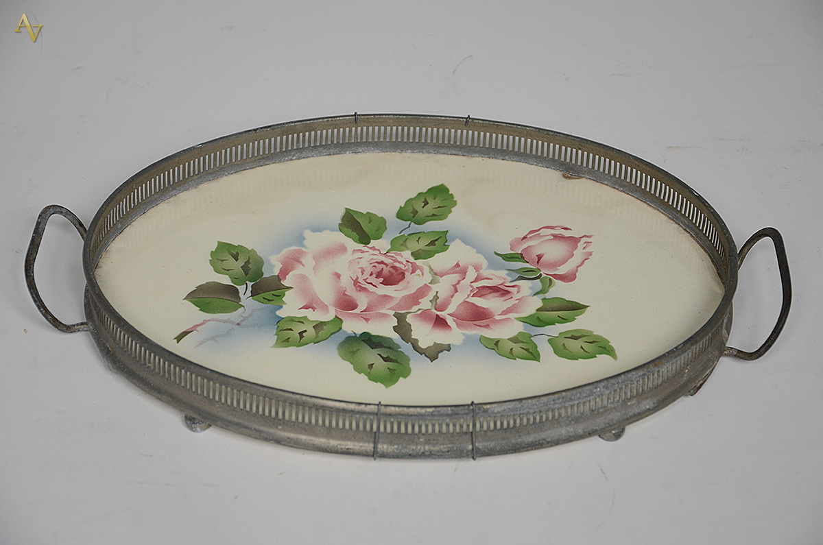 Bandeja de faiança decoração floral, grade e alças de metal. Medidas... - foto 1 de 3