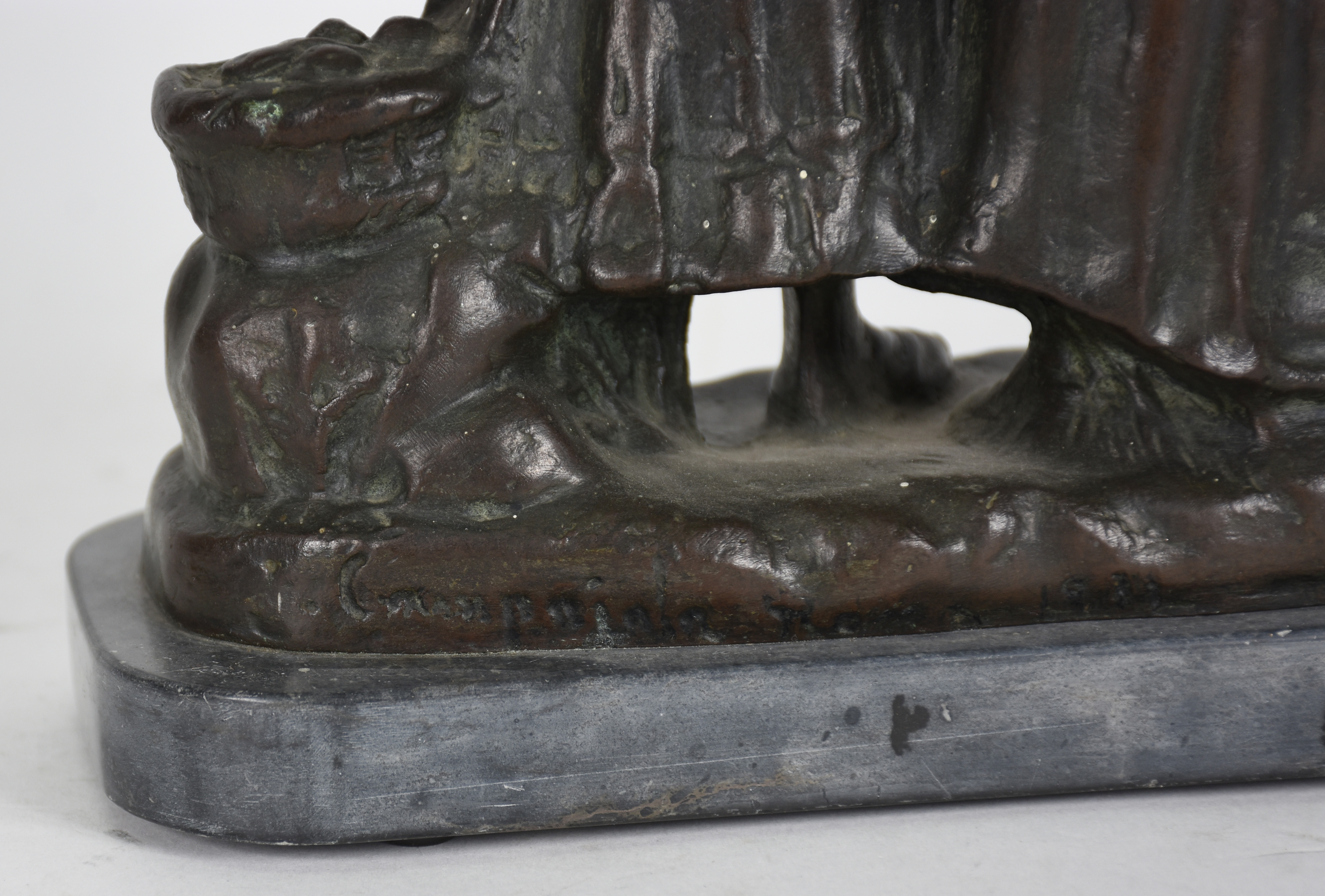 Escultura de bronze representando " frei com figura feminina"... - foto 3 de 4