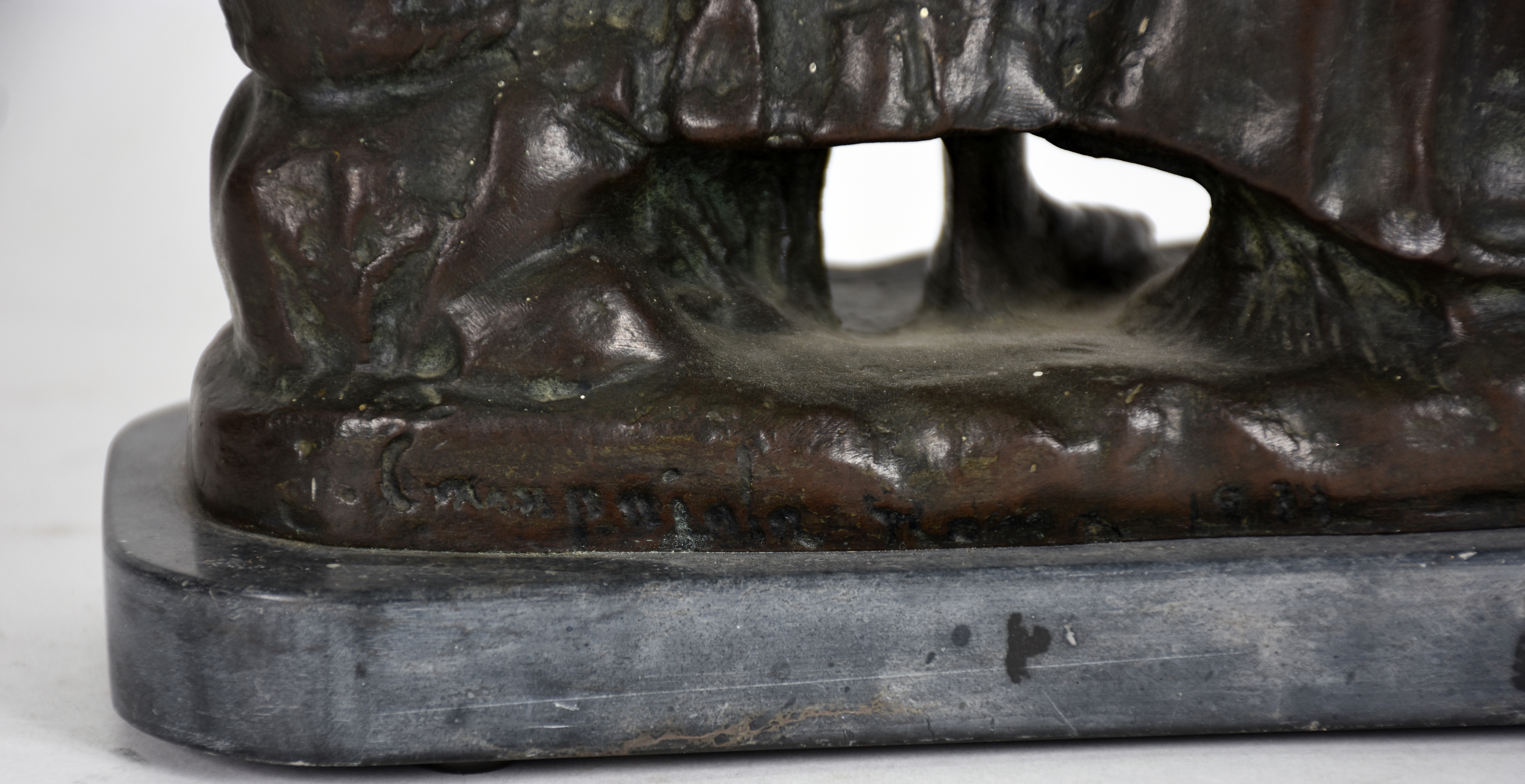 Escultura de bronze representando " frei com figura feminina"... - foto 4 de 4